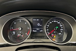 valkoinen Volkswagen Passat 2019 kuva 16.