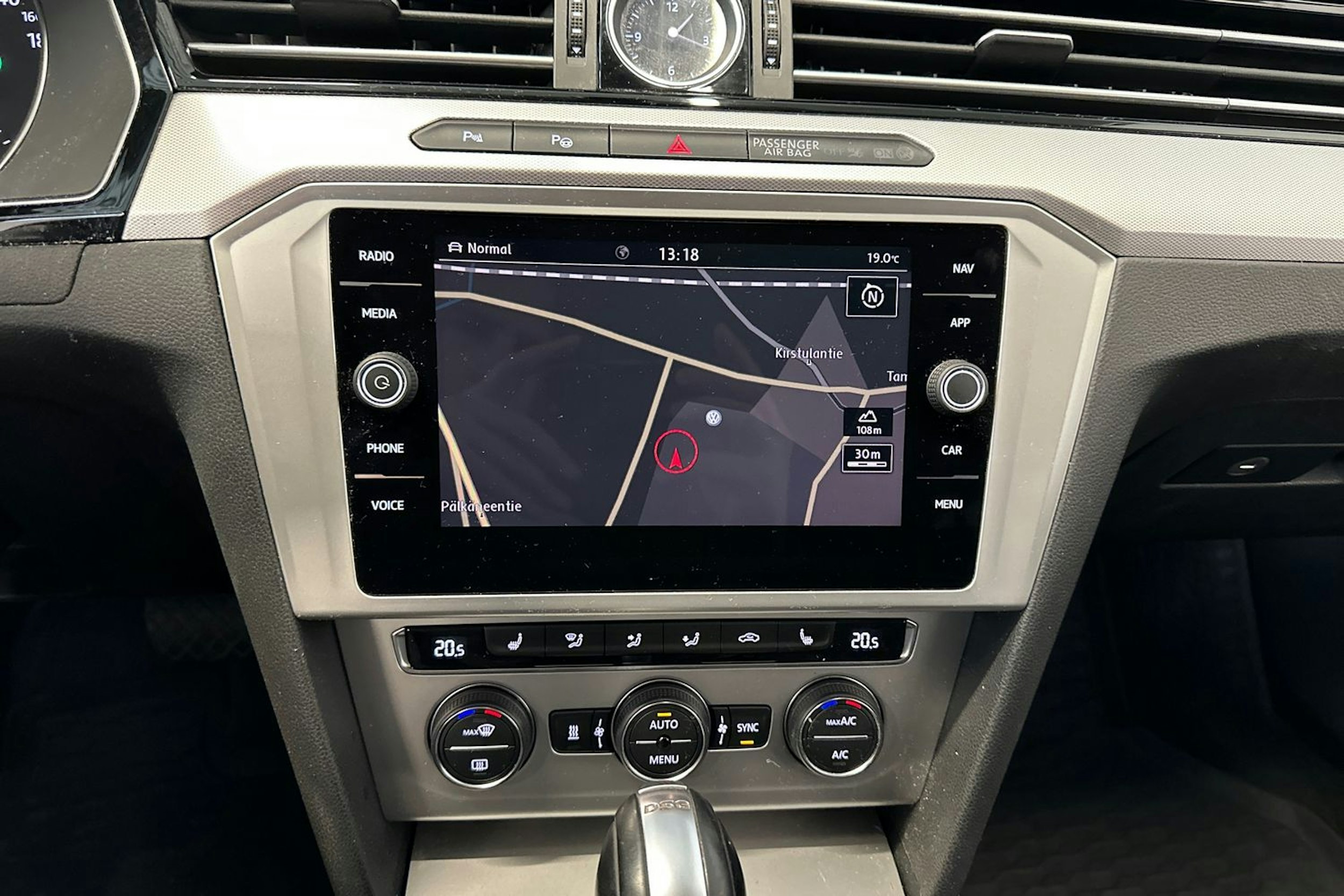 valkoinen Volkswagen Passat 2019 kuva 17.