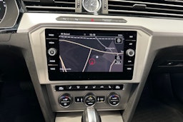 valkoinen Volkswagen Passat 2019 kuva 17.