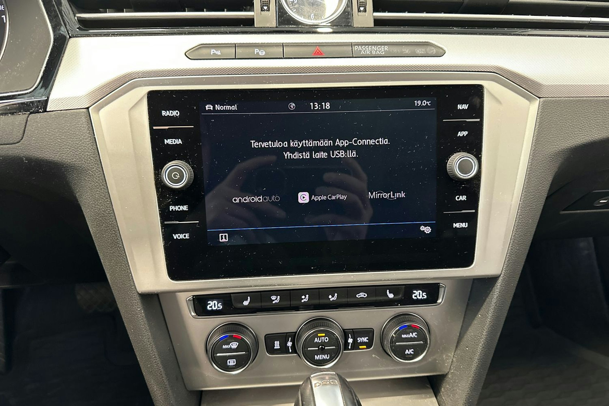 valkoinen Volkswagen Passat 2019 kuva 18.