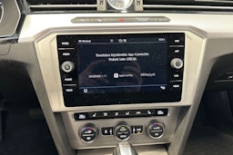 valkoinen Volkswagen Passat 2019 kuva 18.