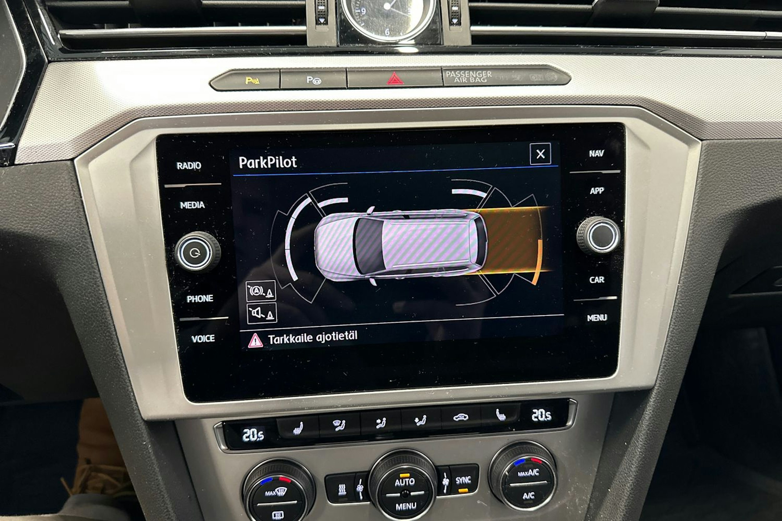 valkoinen Volkswagen Passat 2019 kuva 19.