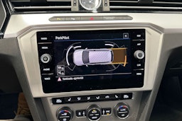 valkoinen Volkswagen Passat 2019 kuva 19.