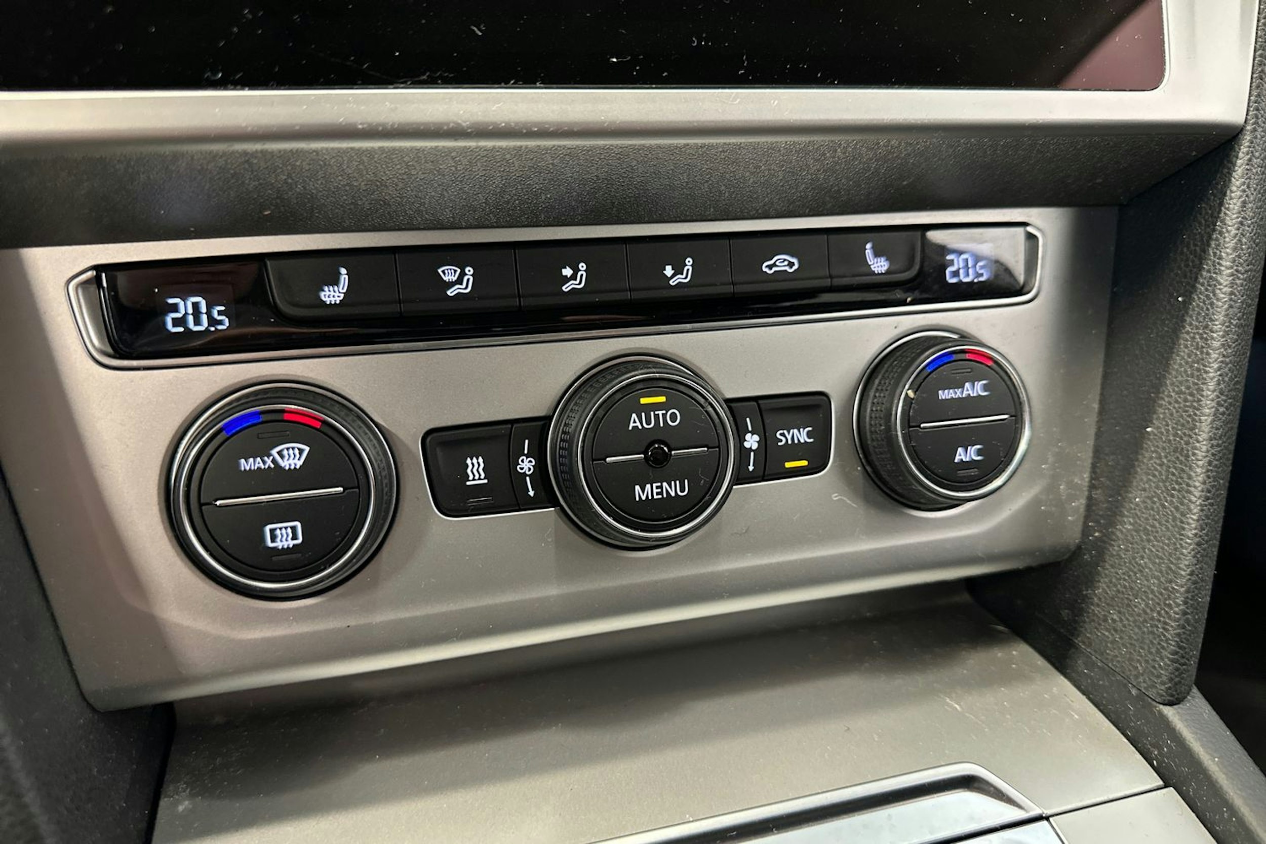 valkoinen Volkswagen Passat 2019 kuva 20.