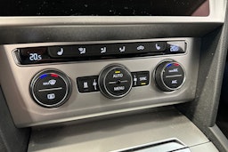 valkoinen Volkswagen Passat 2019 kuva 20.