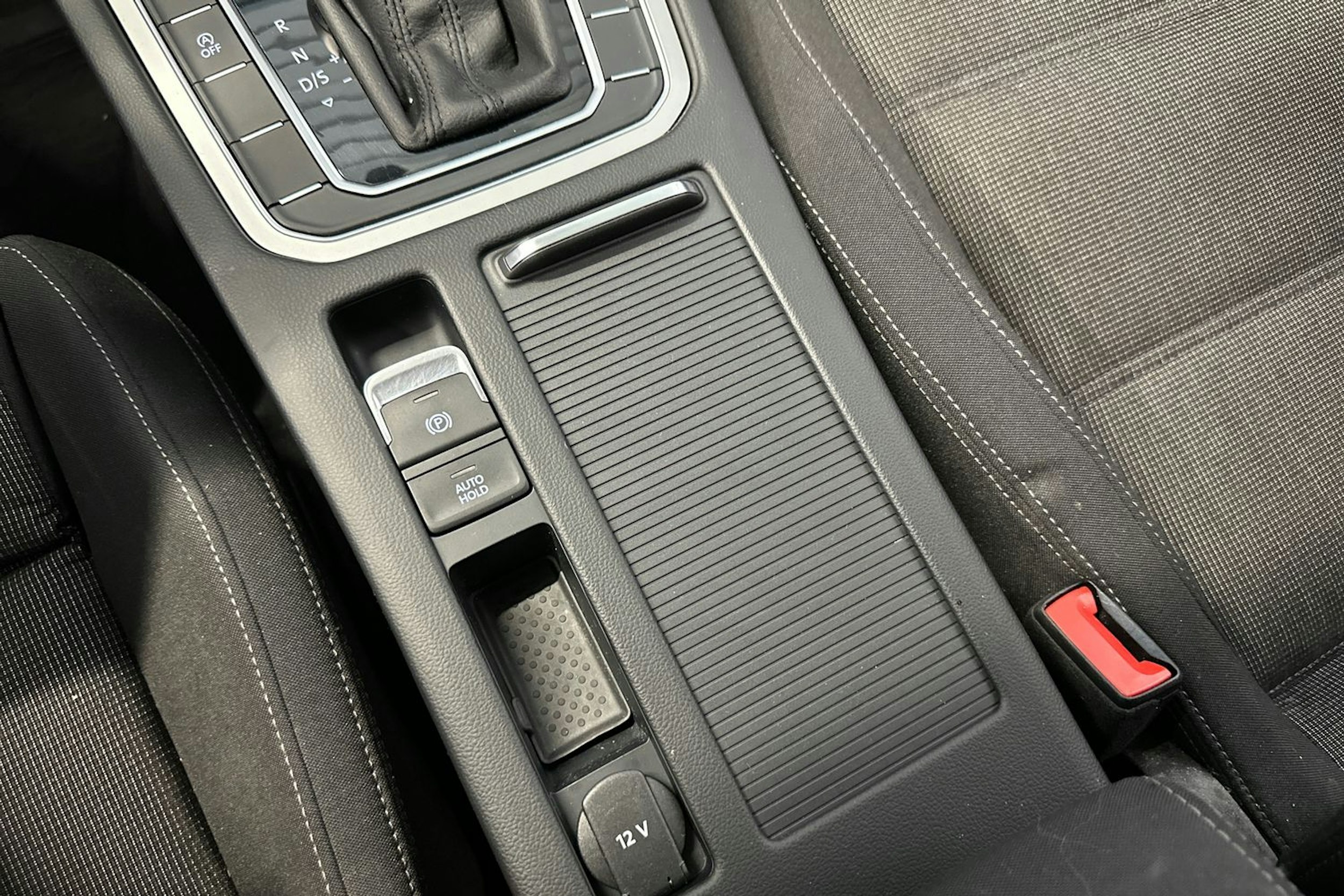 valkoinen Volkswagen Passat 2019 kuva 21.