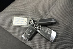 valkoinen Volkswagen Passat 2019 kuva 22.