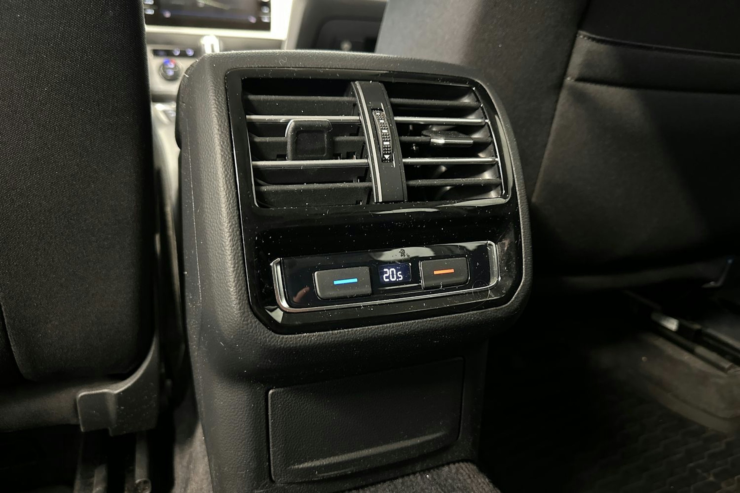 valkoinen Volkswagen Passat 2019 kuva 23.