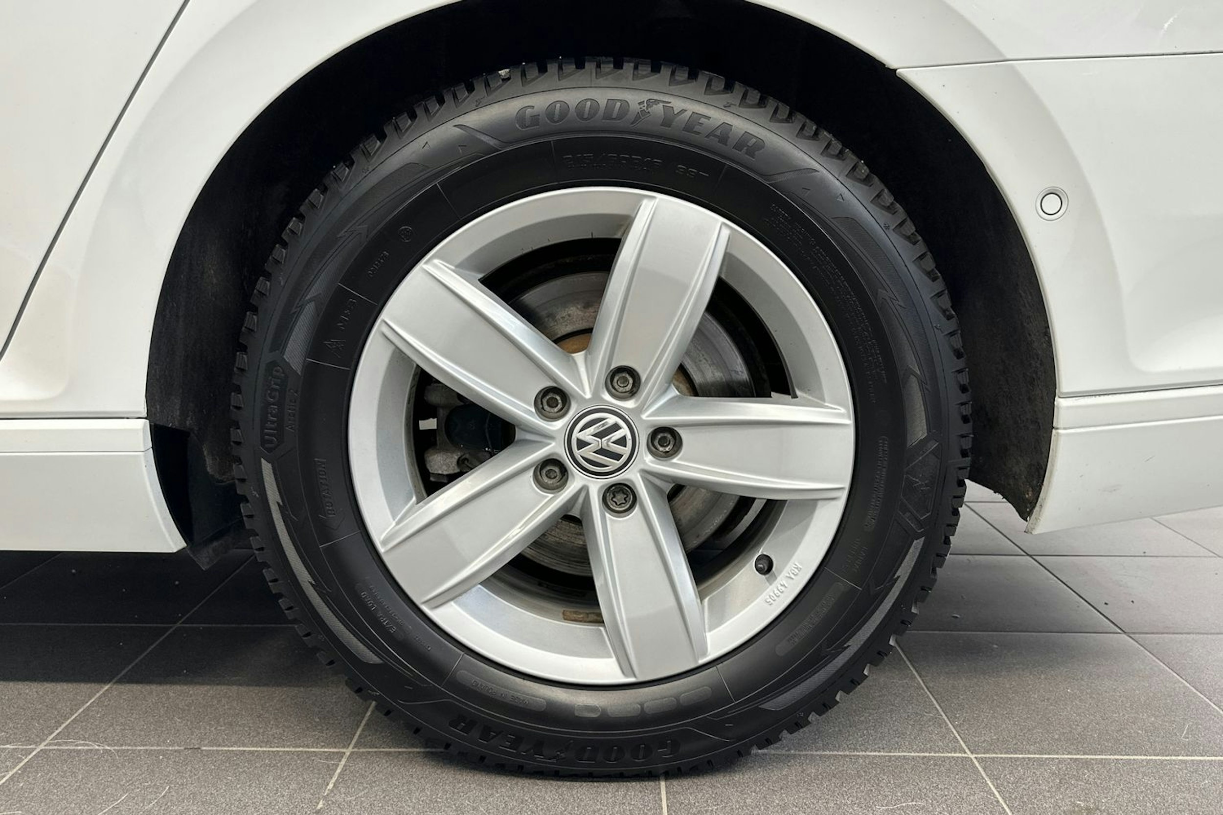 valkoinen Volkswagen Passat 2019 kuva 24.