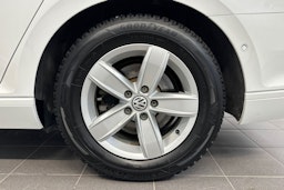 valkoinen Volkswagen Passat 2019 kuva 24.