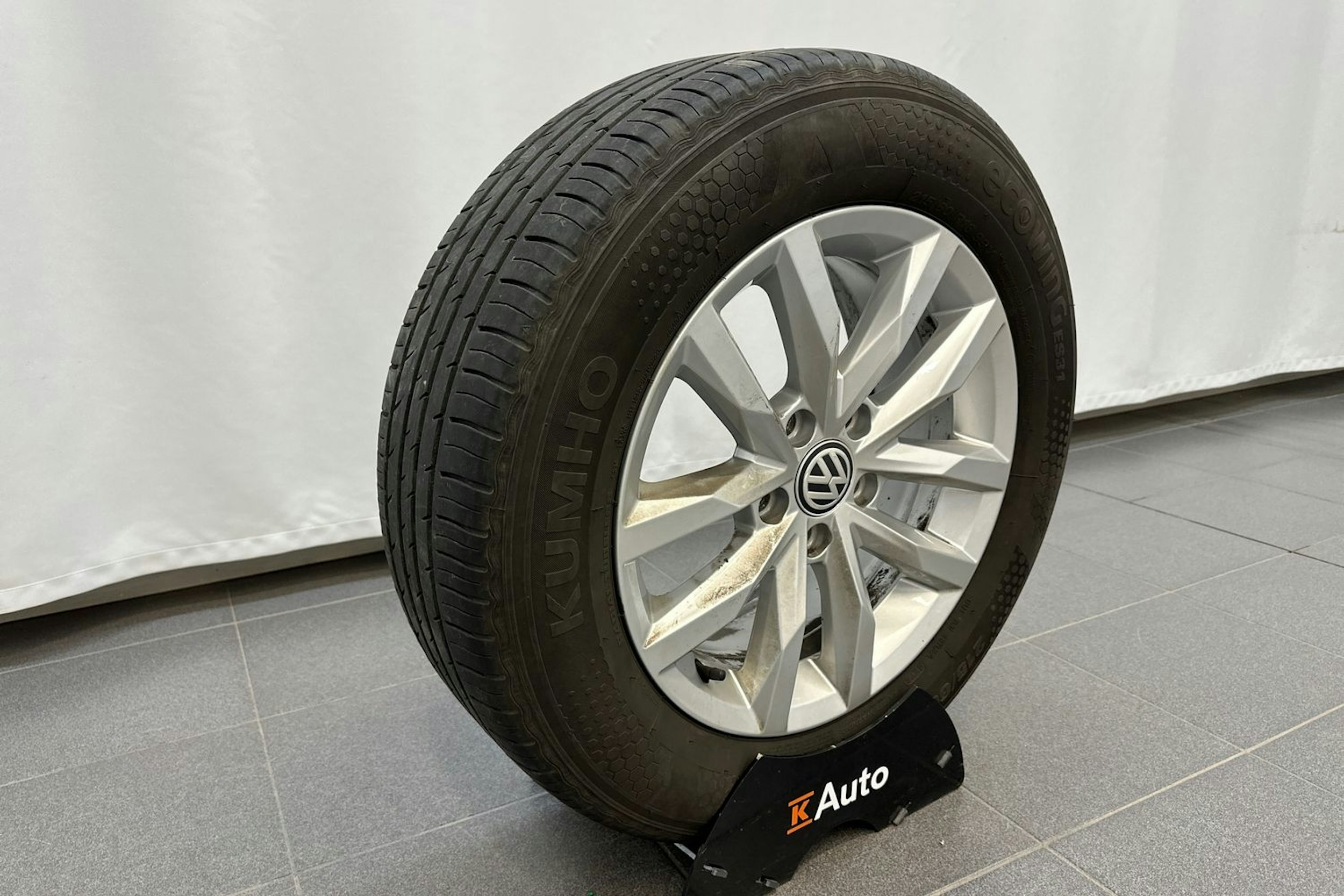 valkoinen Volkswagen Passat 2019 kuva 25.