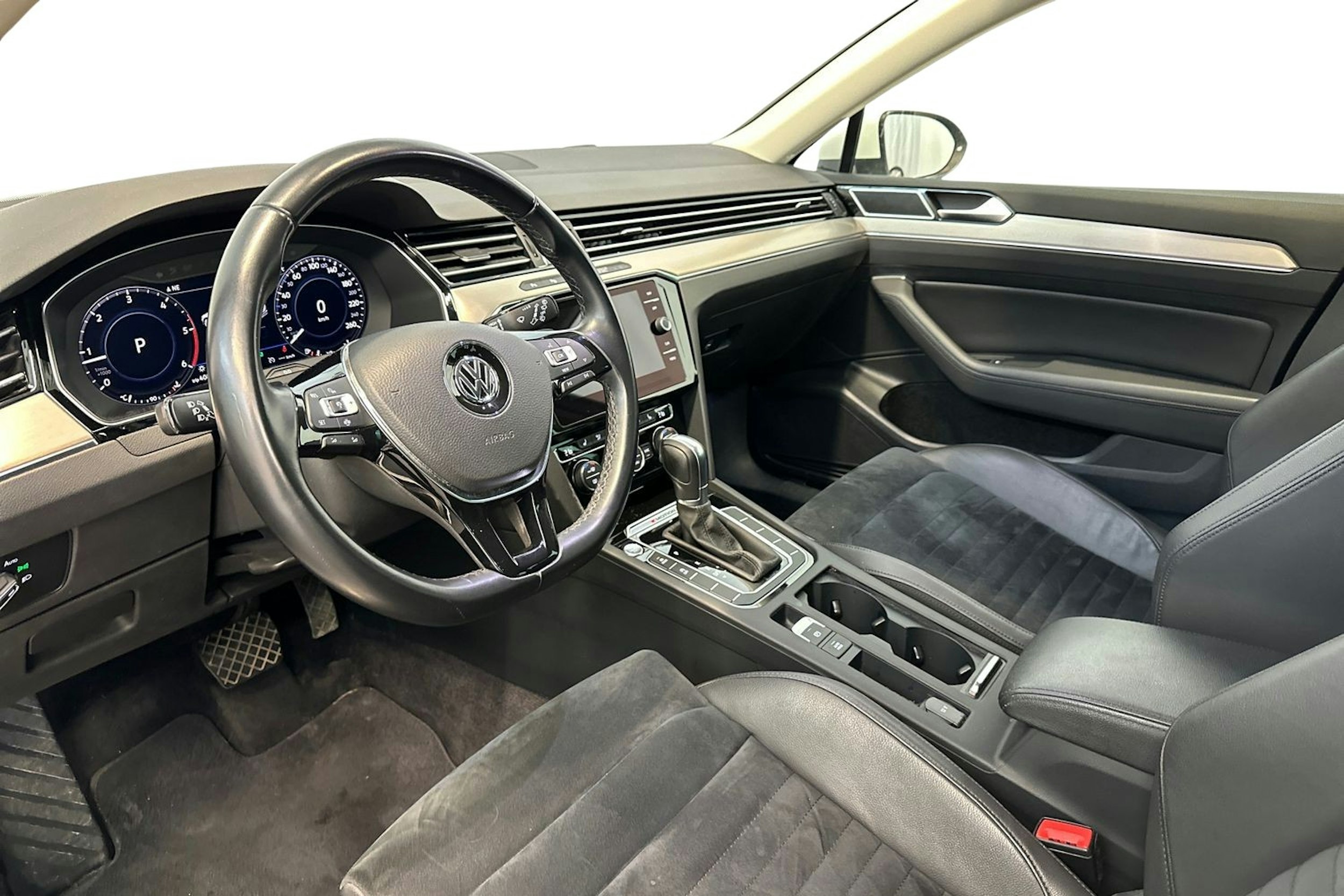 Valkoinen Volkswagen PASSAT 2019 kuva 7.