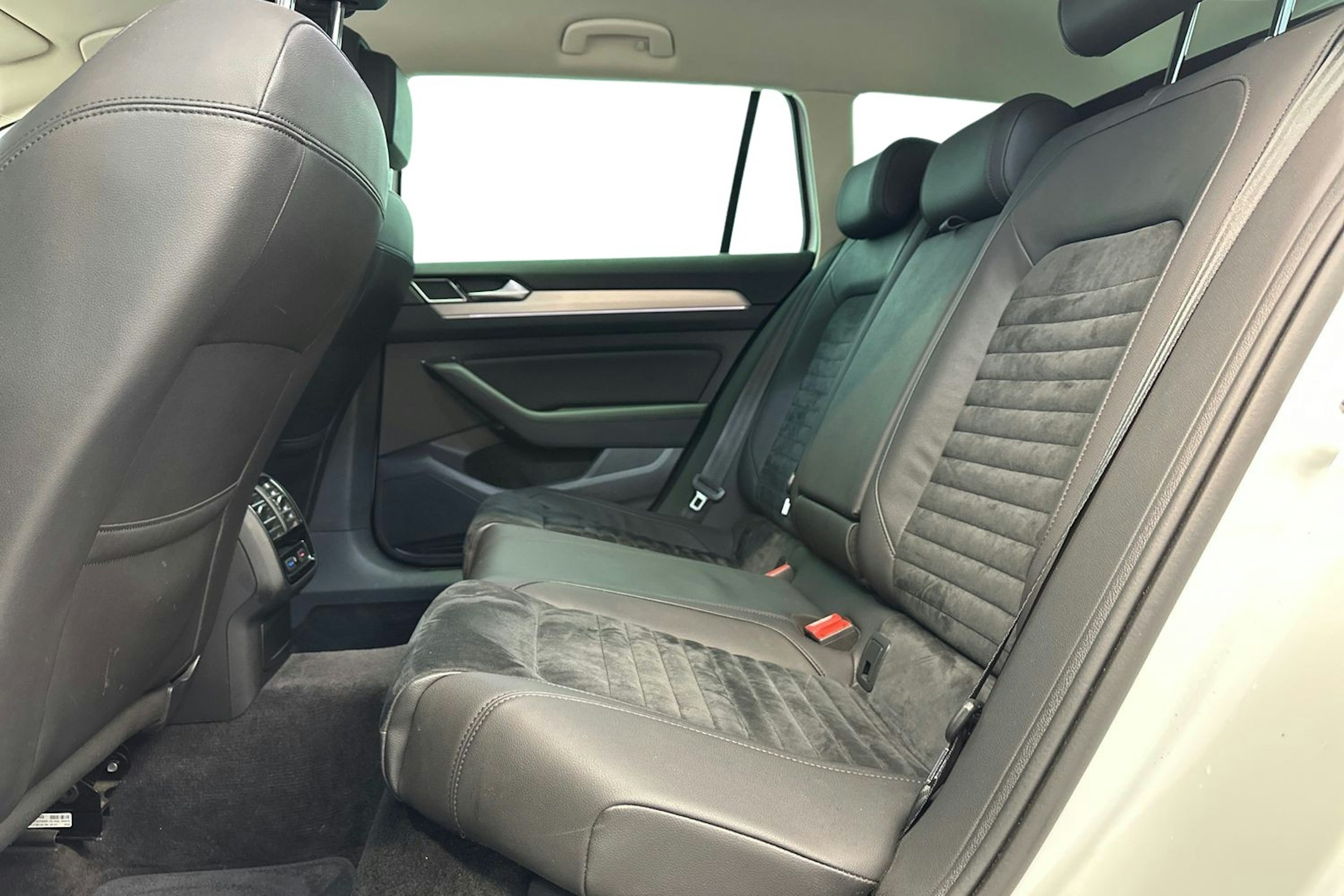 Valkoinen Volkswagen PASSAT 2019 kuva 10.