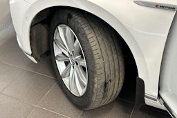 Valkoinen Volkswagen PASSAT 2019 kuva 13.
