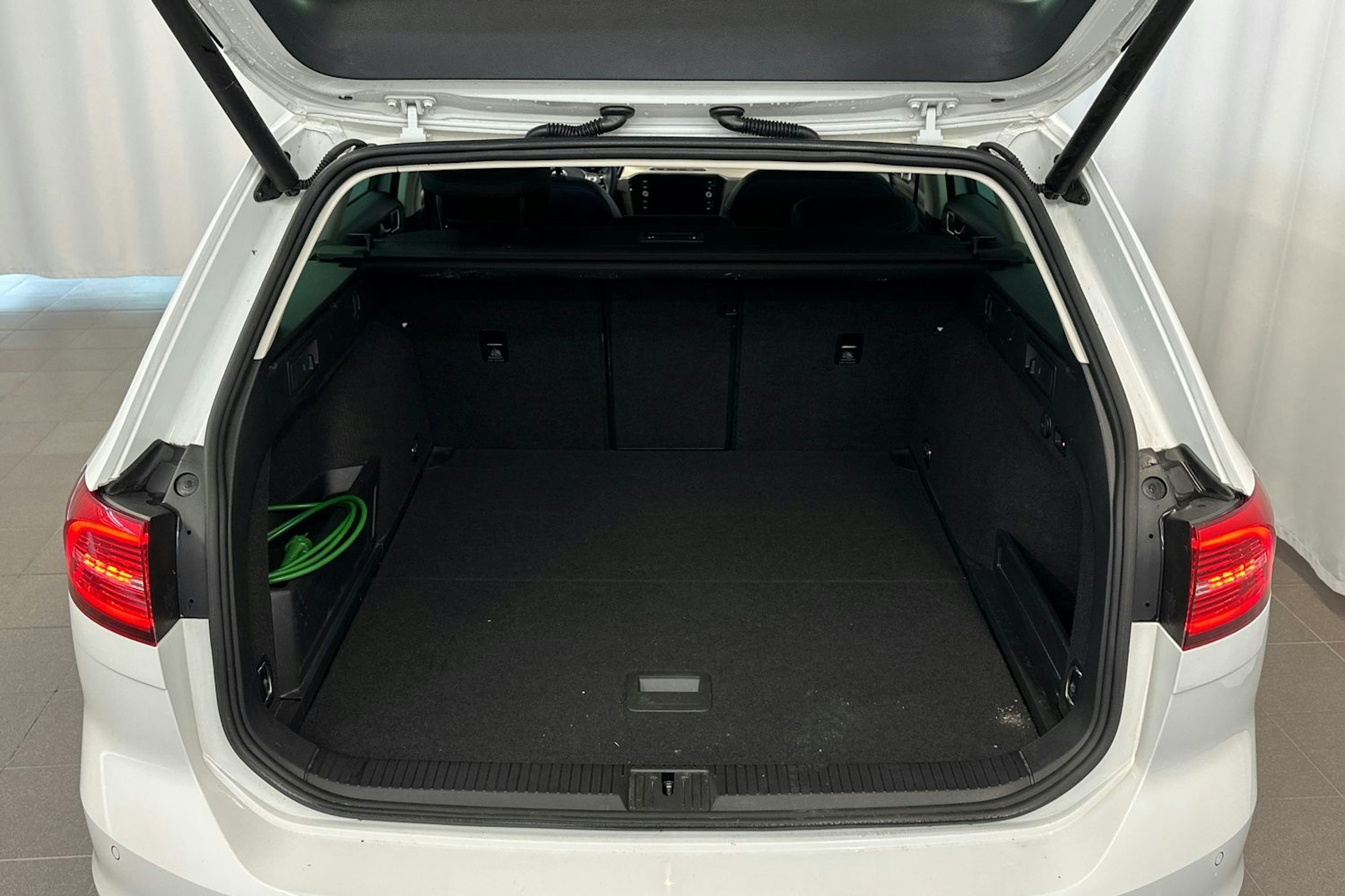 Valkoinen Volkswagen PASSAT 2019 kuva 15.