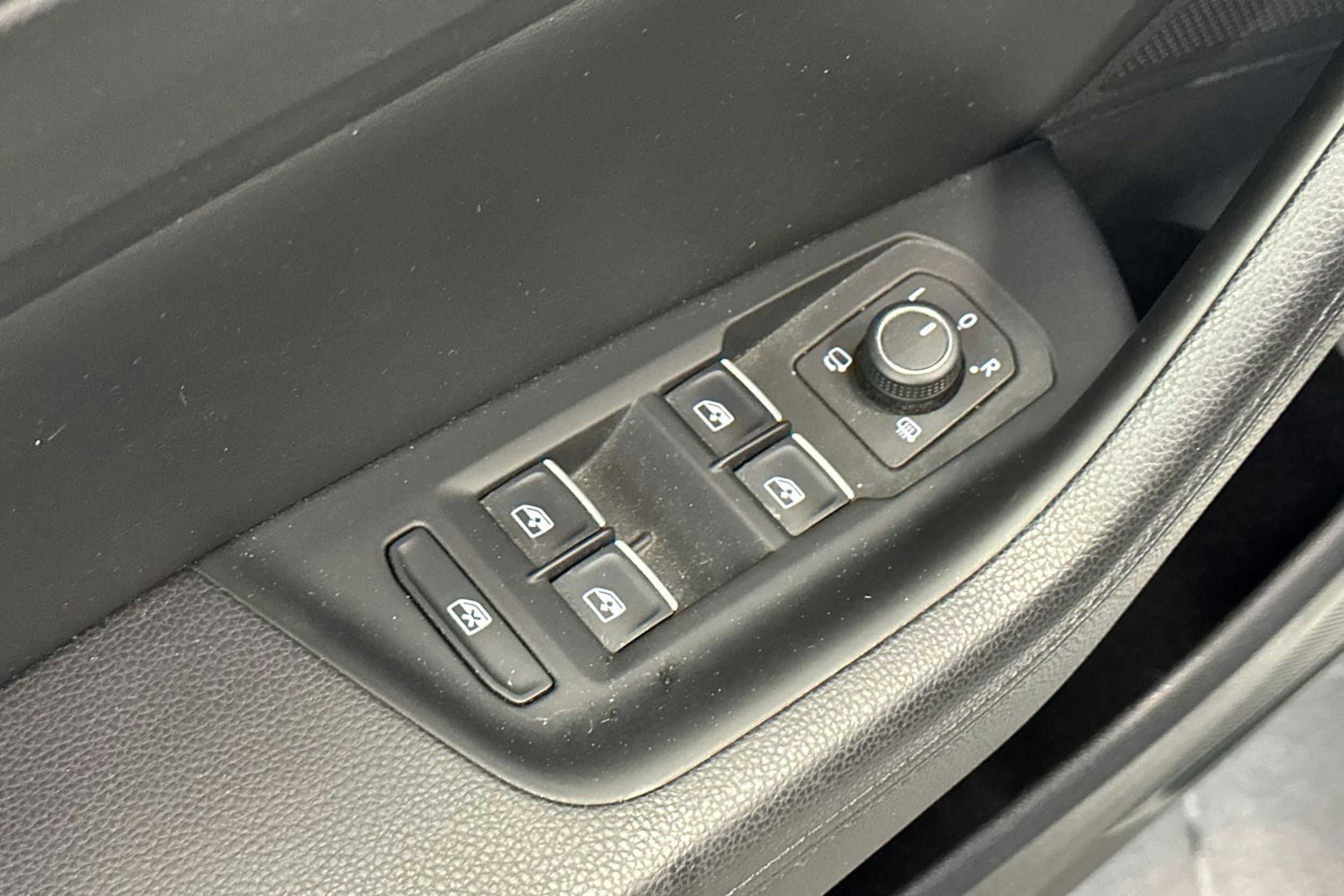 Valkoinen Volkswagen PASSAT 2019 kuva 17.