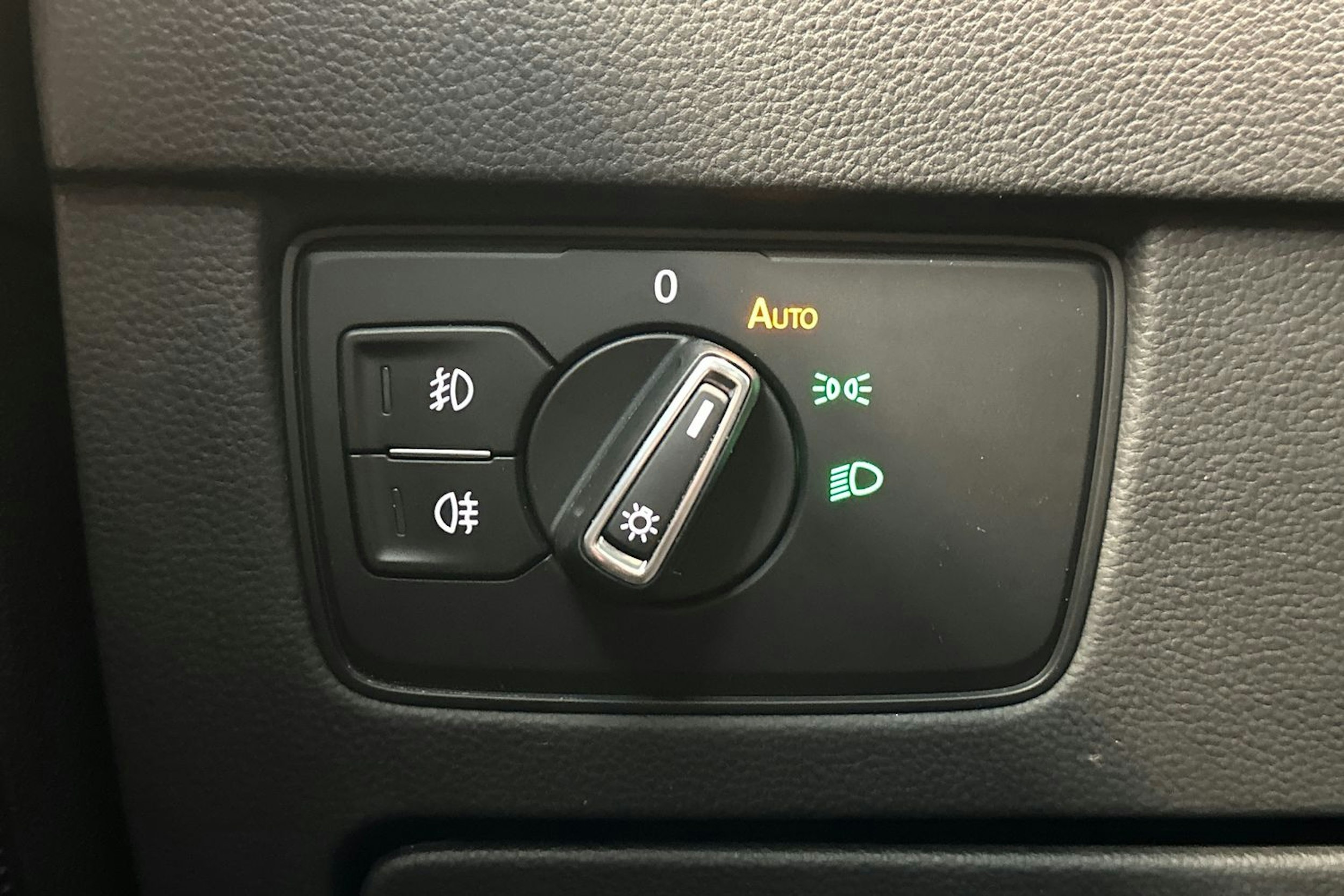 Valkoinen Volkswagen PASSAT 2019 kuva 18.