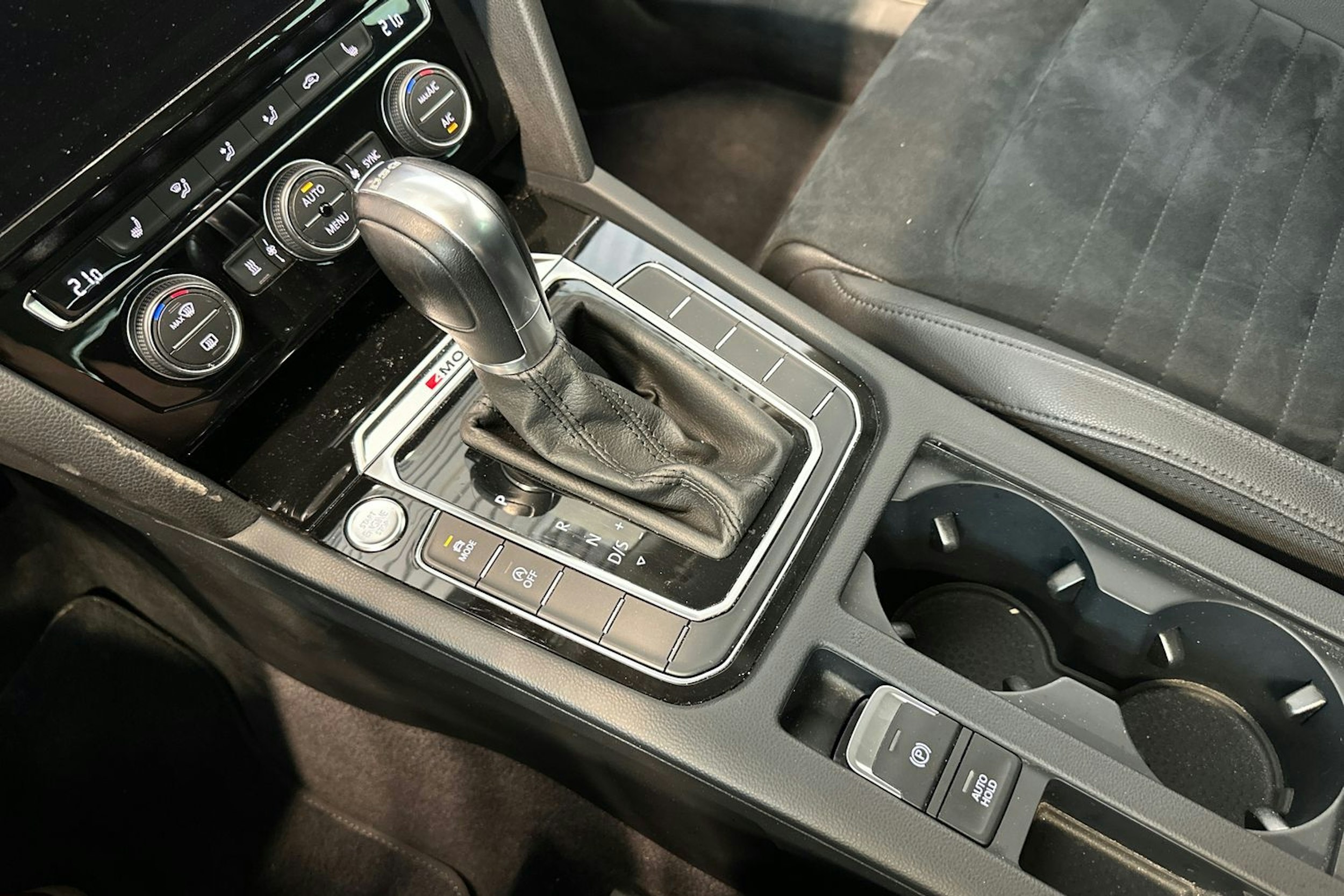 Valkoinen Volkswagen PASSAT 2019 kuva 22.