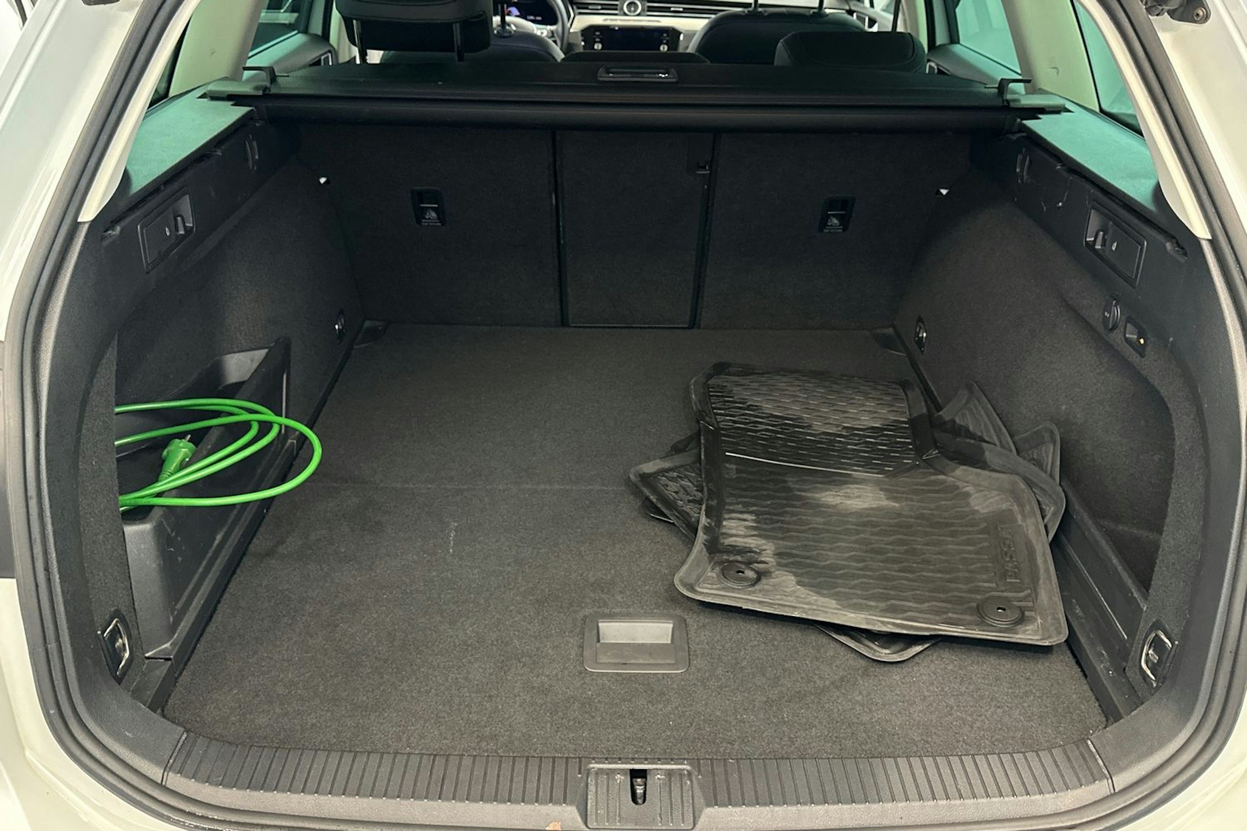 Valkoinen Volkswagen PASSAT 2019 kuva 32.