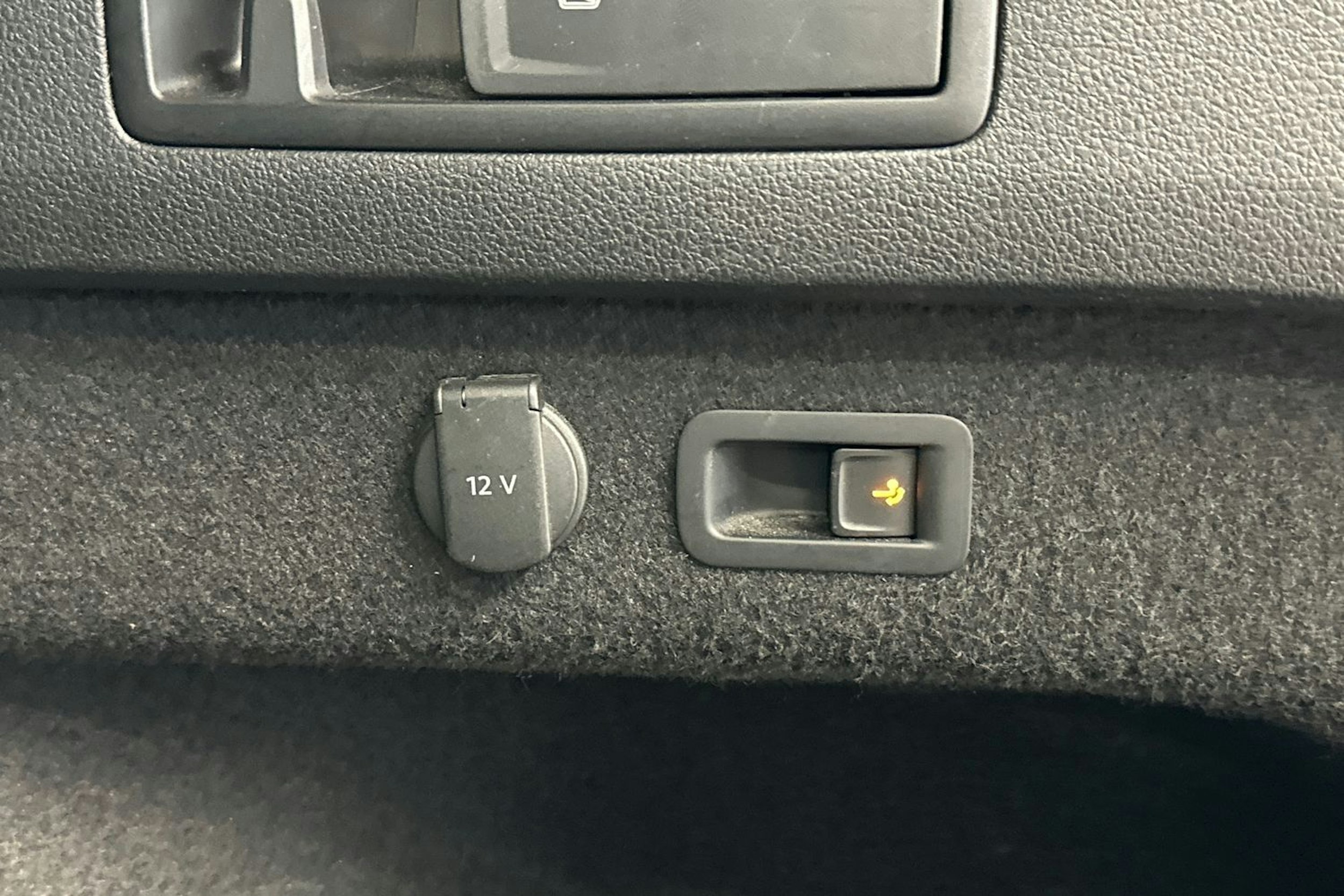 Valkoinen Volkswagen PASSAT 2019 kuva 34.