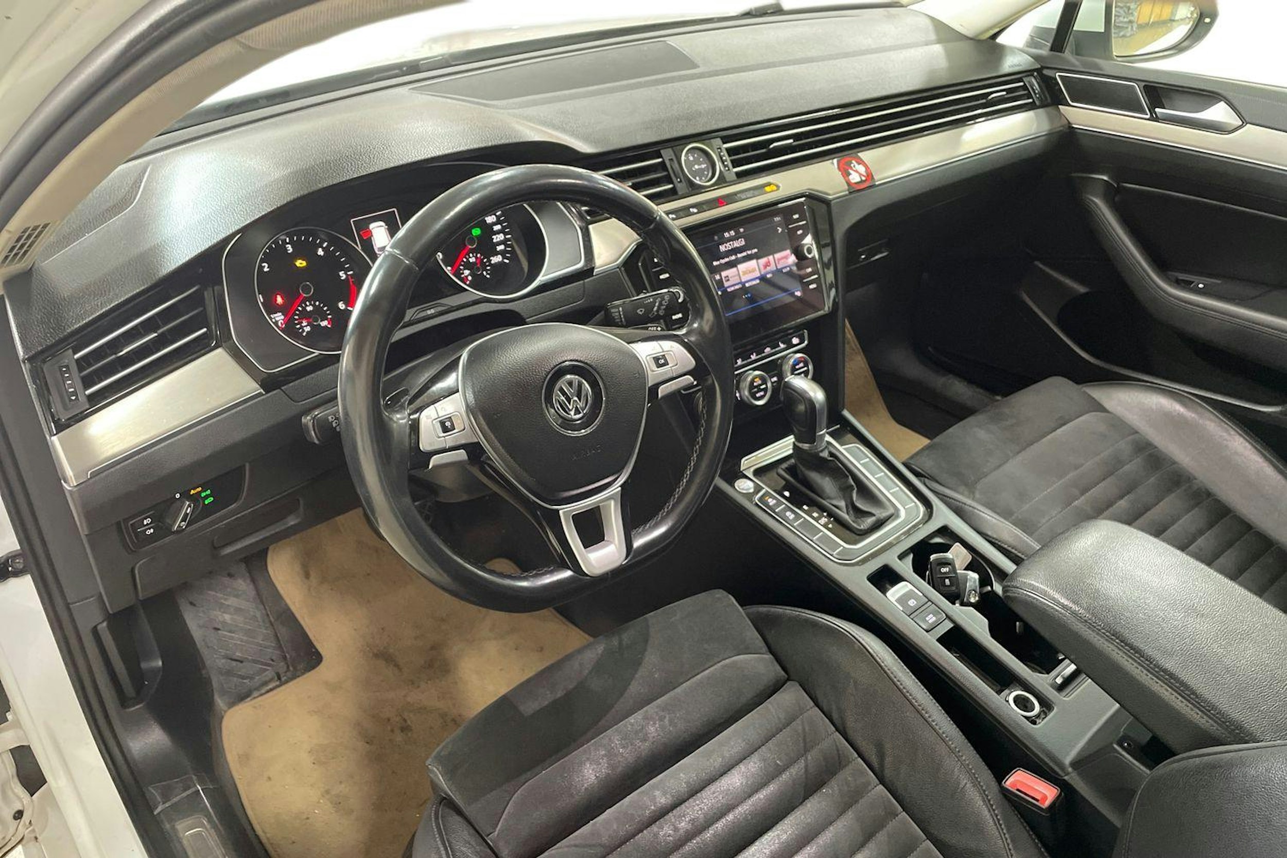 Valkoinen Volkswagen PASSAT 2019 kuva 3.