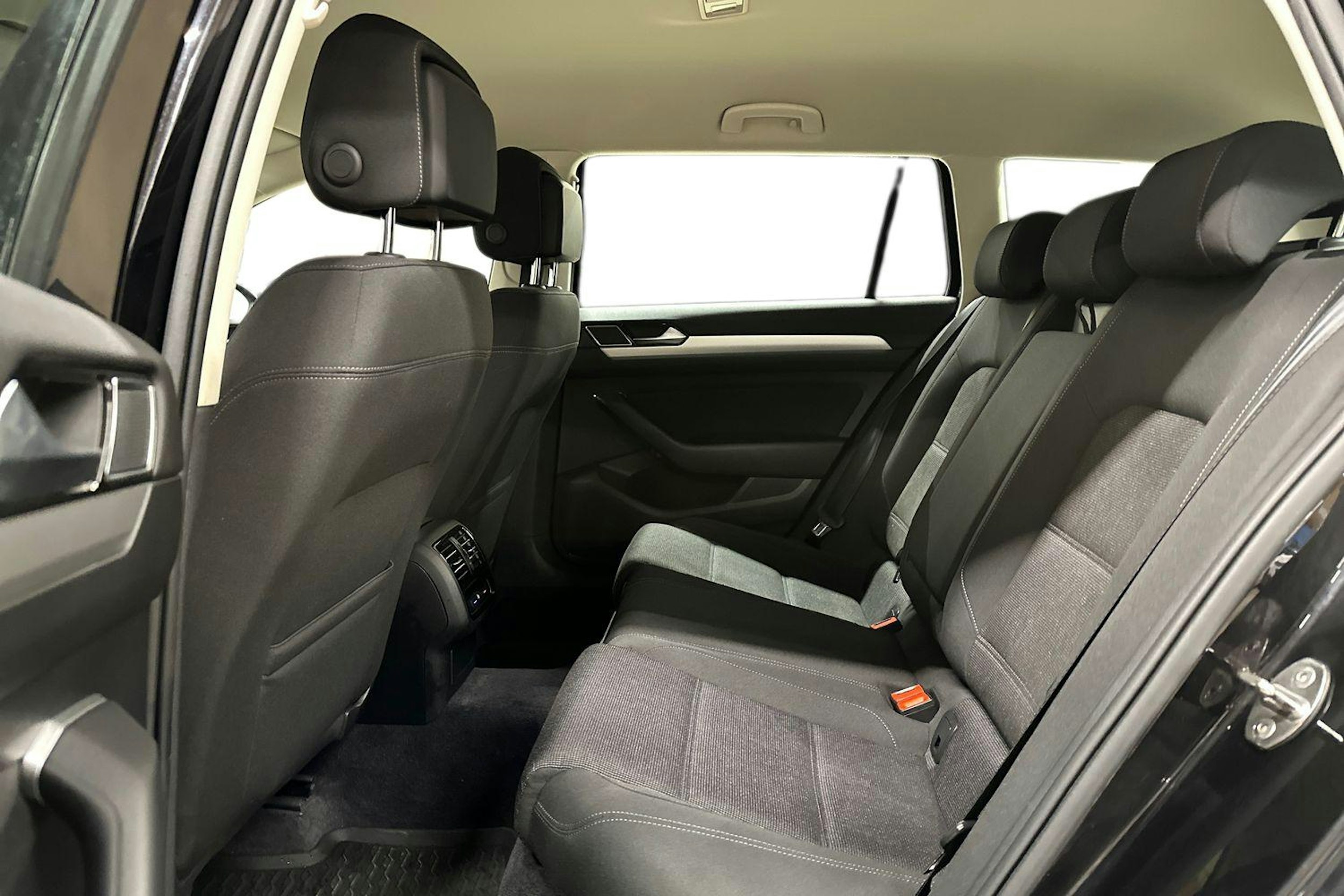 musta Volkswagen Passat 2019 kuva 10.