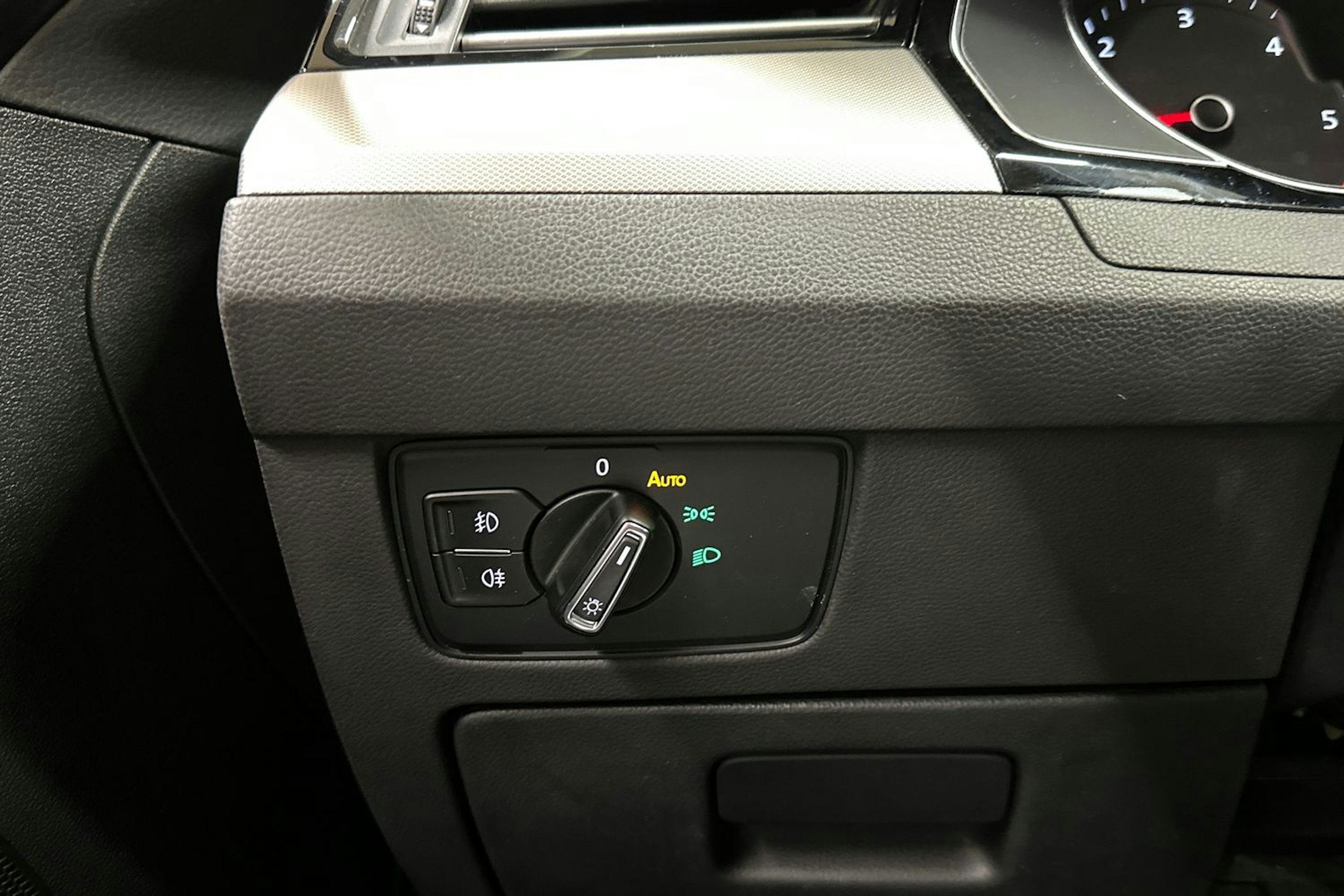 musta Volkswagen Passat 2019 kuva 28.