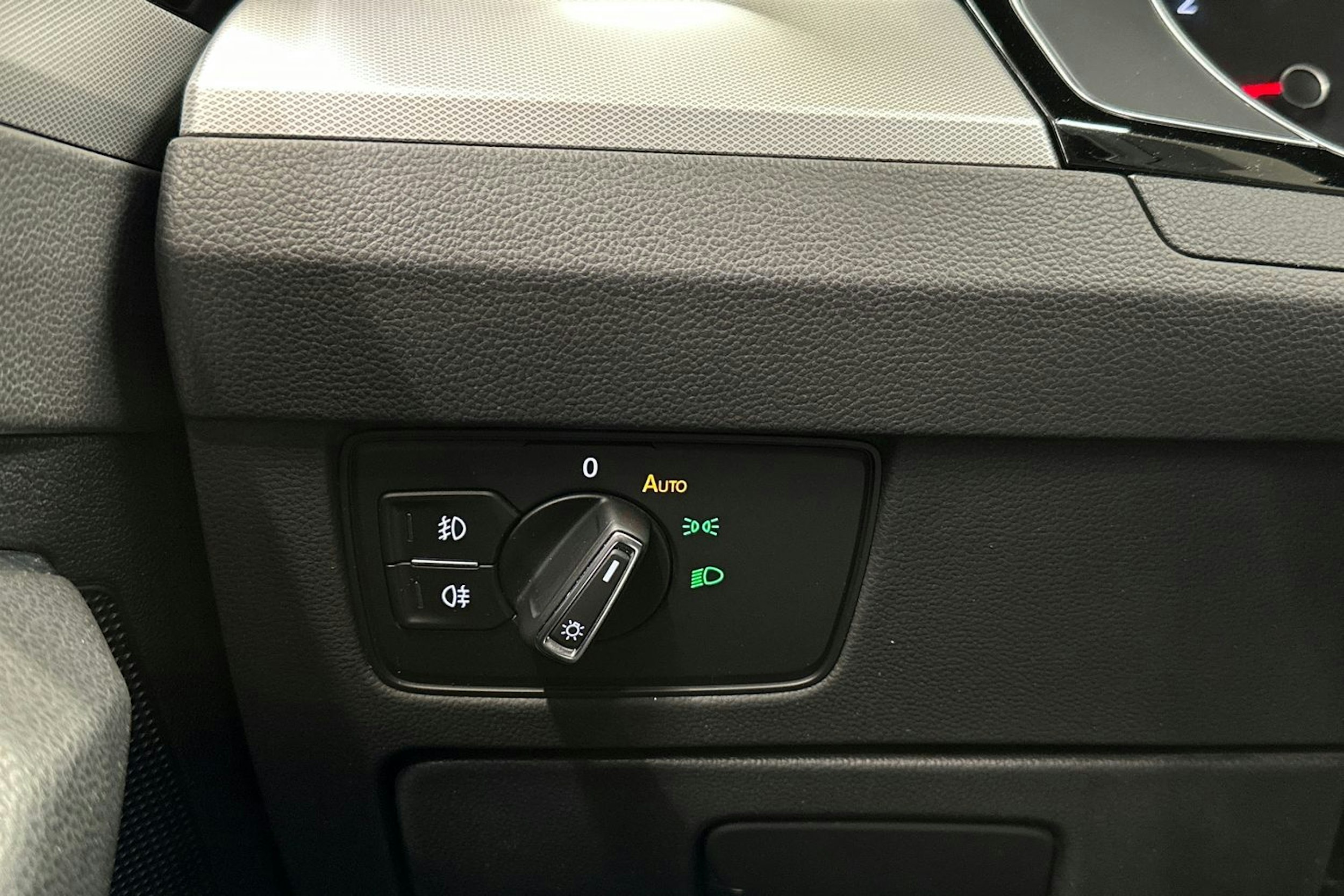 harmaa Volkswagen Passat 2019 kuva 30.
