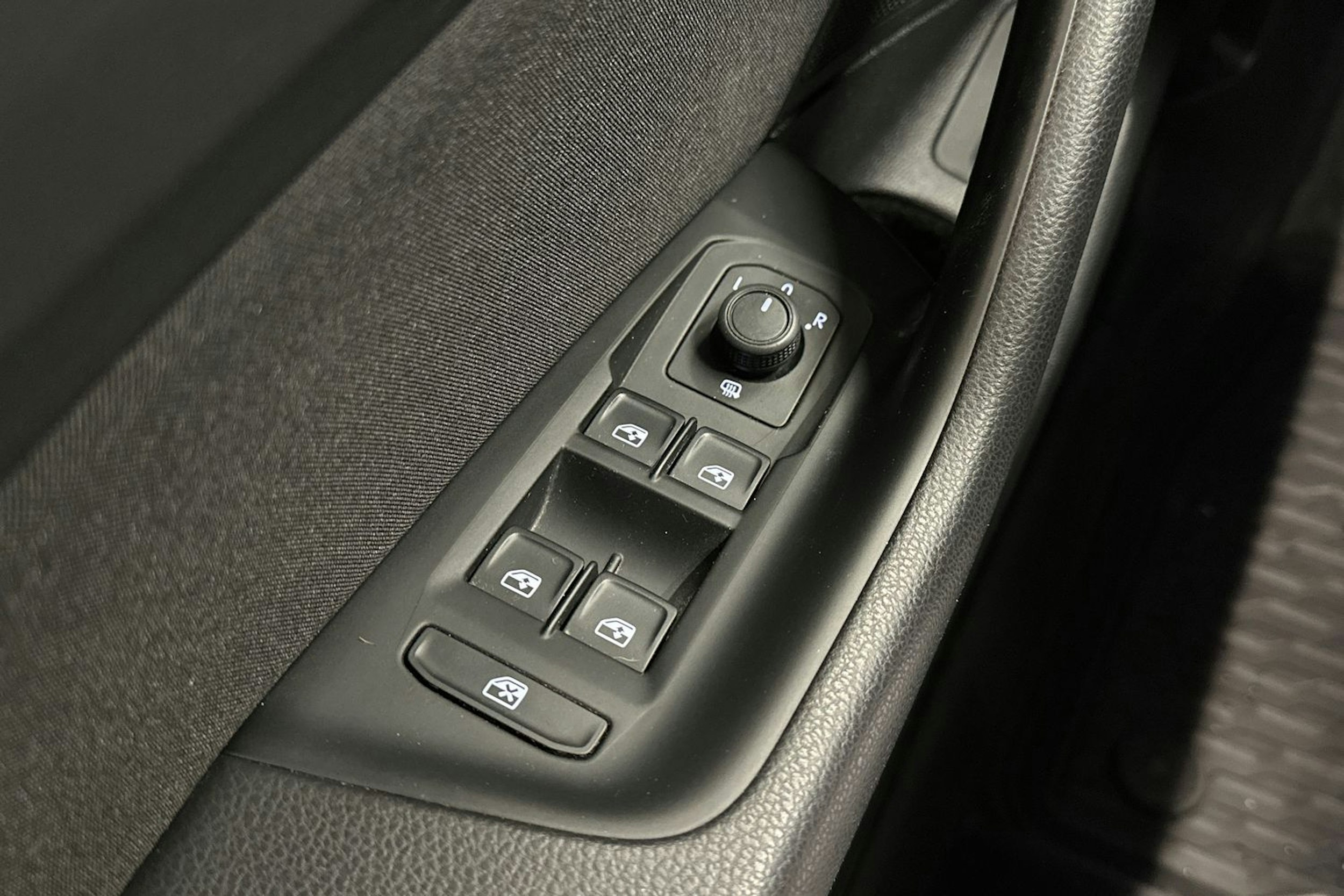 harmaa Volkswagen Passat 2019 kuva 31.