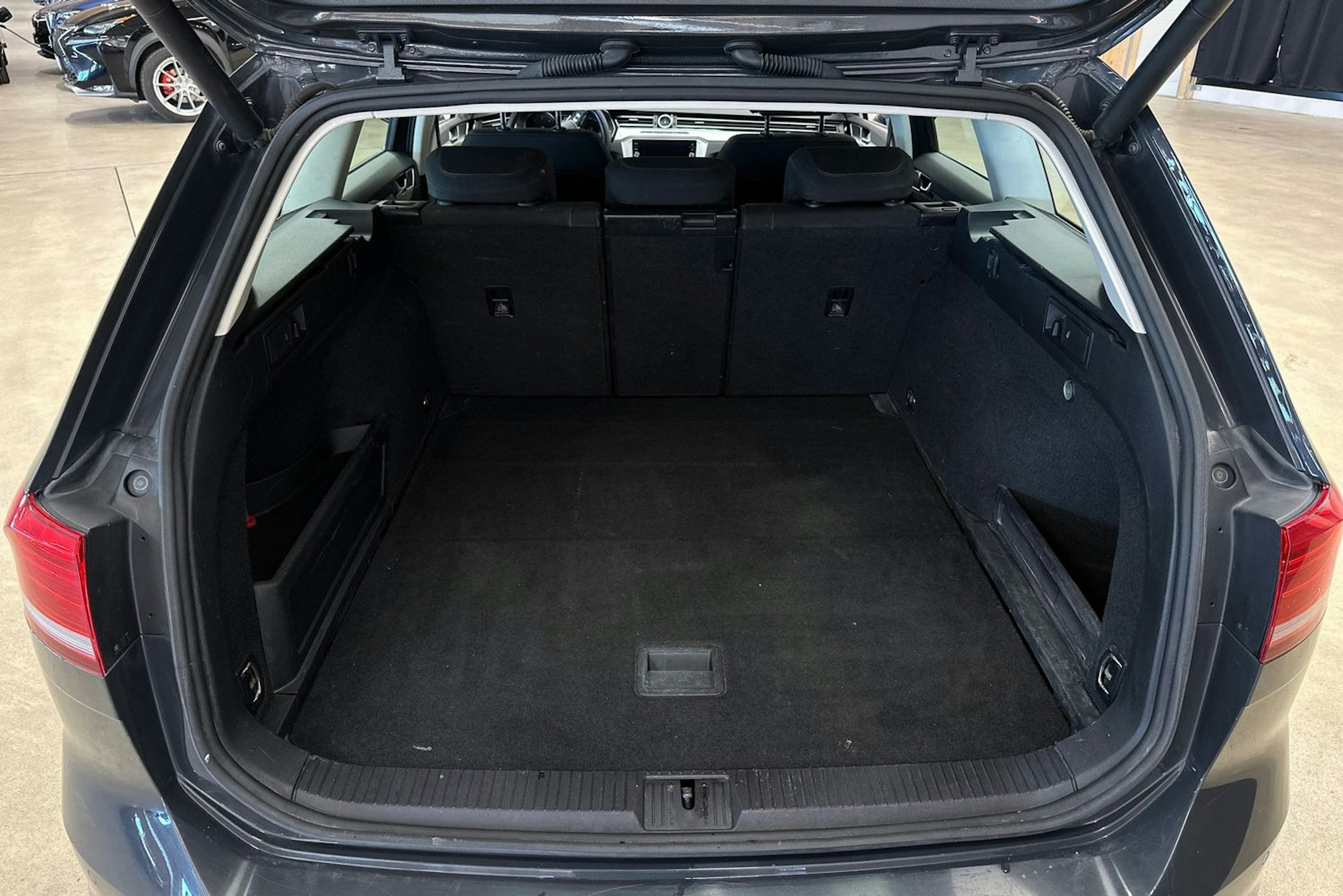 harmaa Volkswagen Passat 2019 kuva 32.