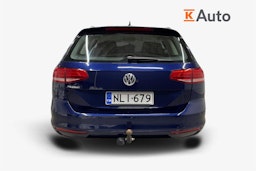 sininen Volkswagen Passat 2019 kuva 6.