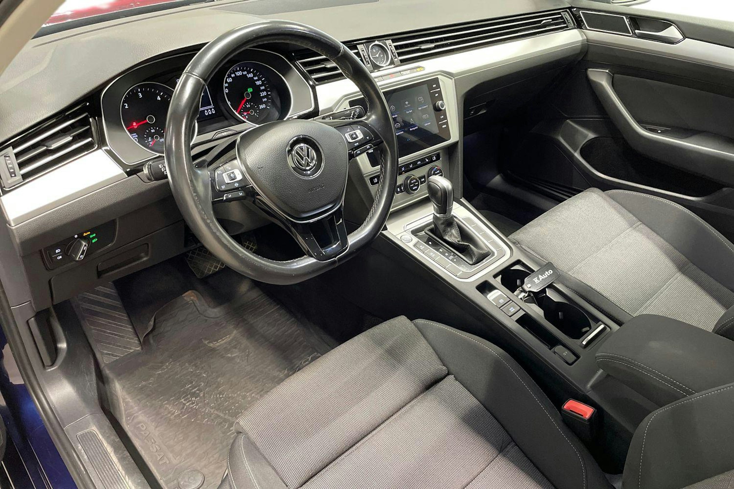 sininen Volkswagen Passat 2019 kuva 10.