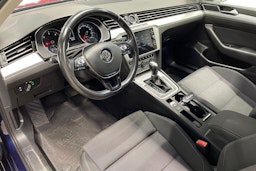 sininen Volkswagen Passat 2019 kuva 10.