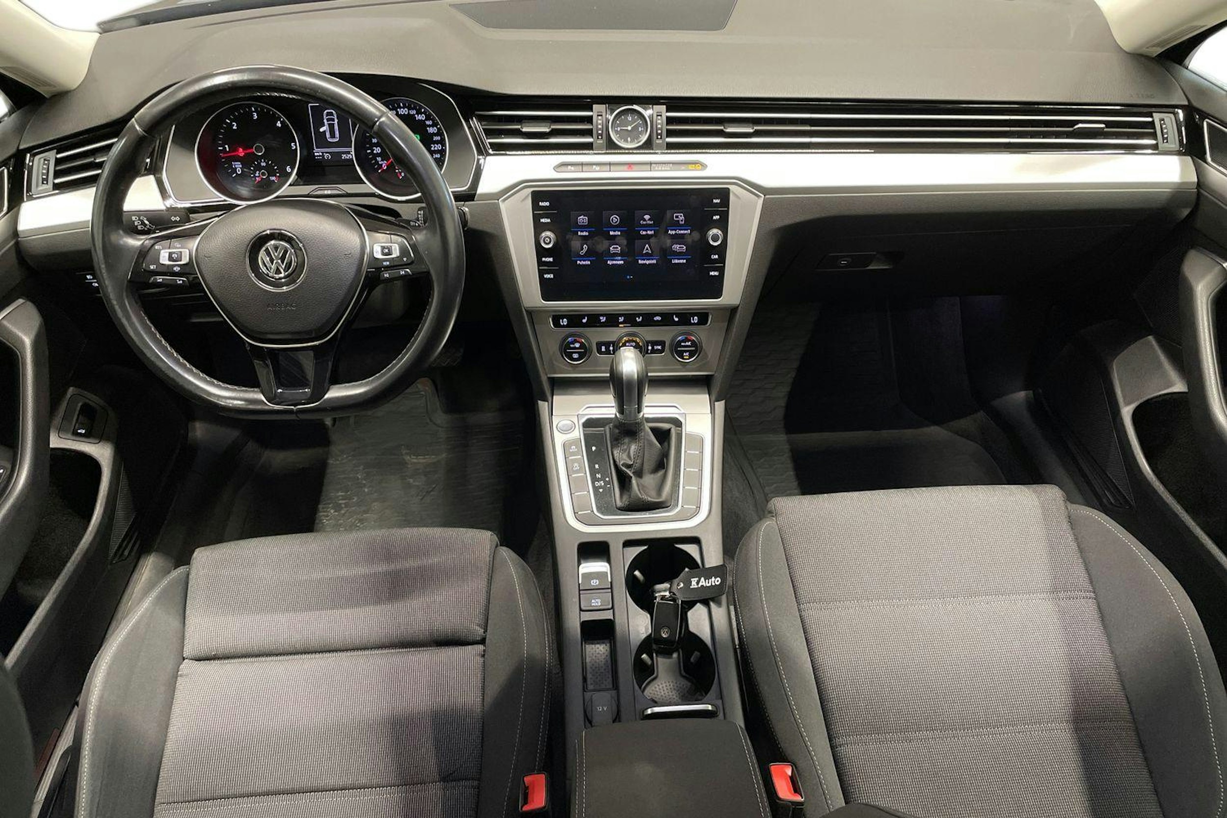 sininen Volkswagen Passat 2019 kuva 12.