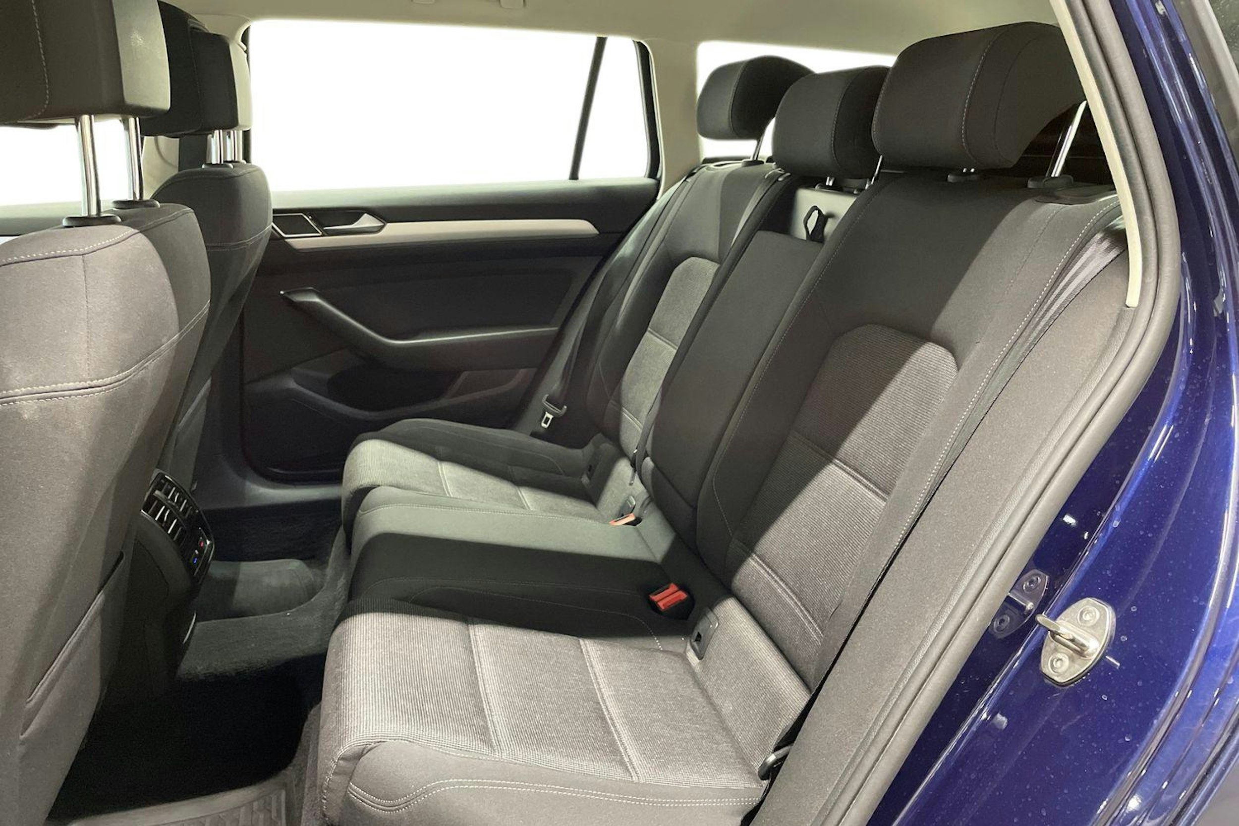 sininen Volkswagen Passat 2019 kuva 13.