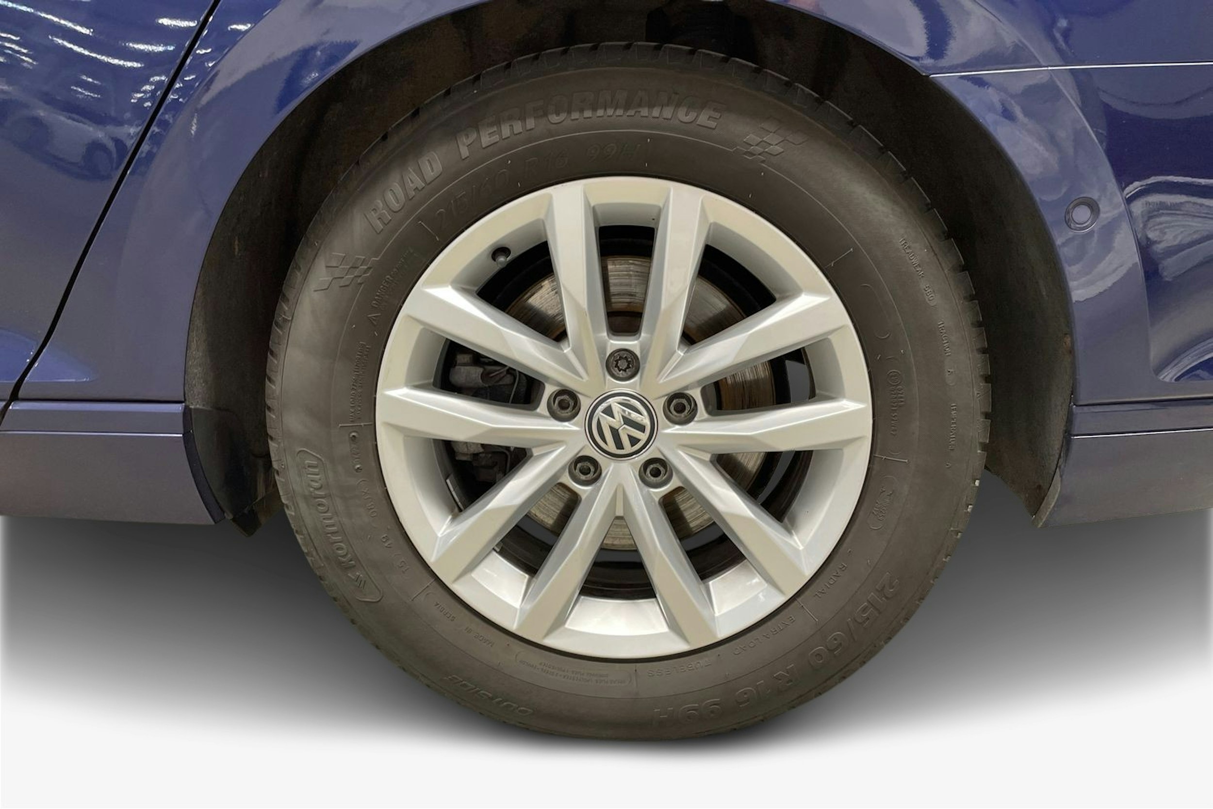 sininen Volkswagen Passat 2019 kuva 14.