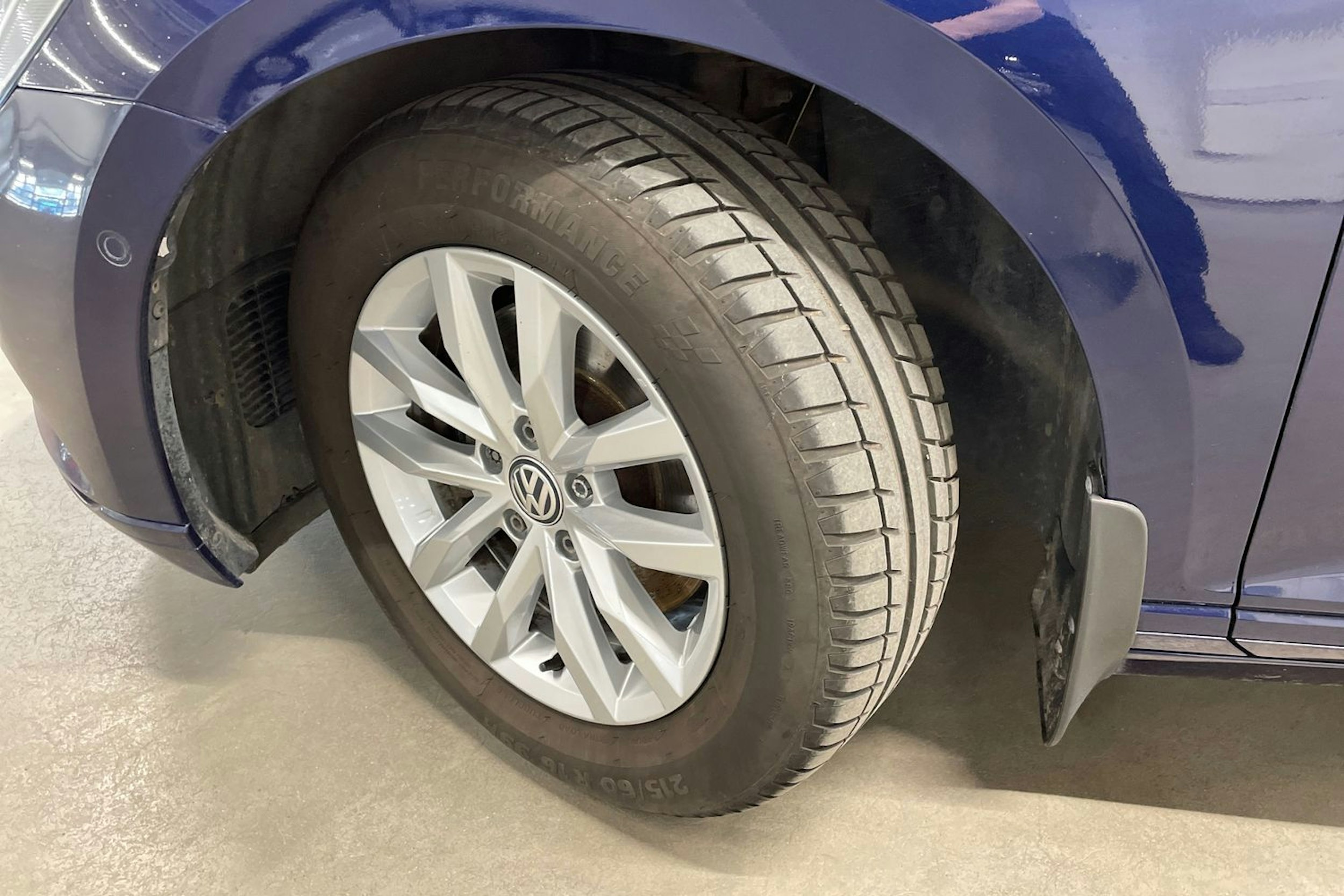 sininen Volkswagen Passat 2019 kuva 16.