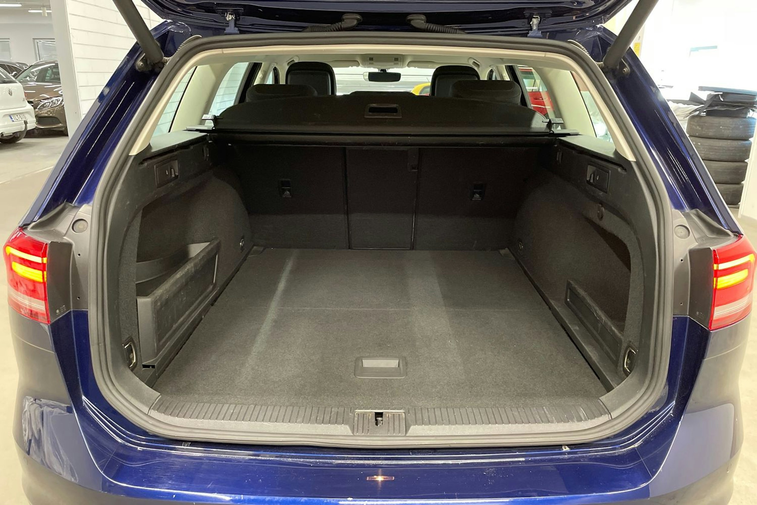 sininen Volkswagen Passat 2019 kuva 18.