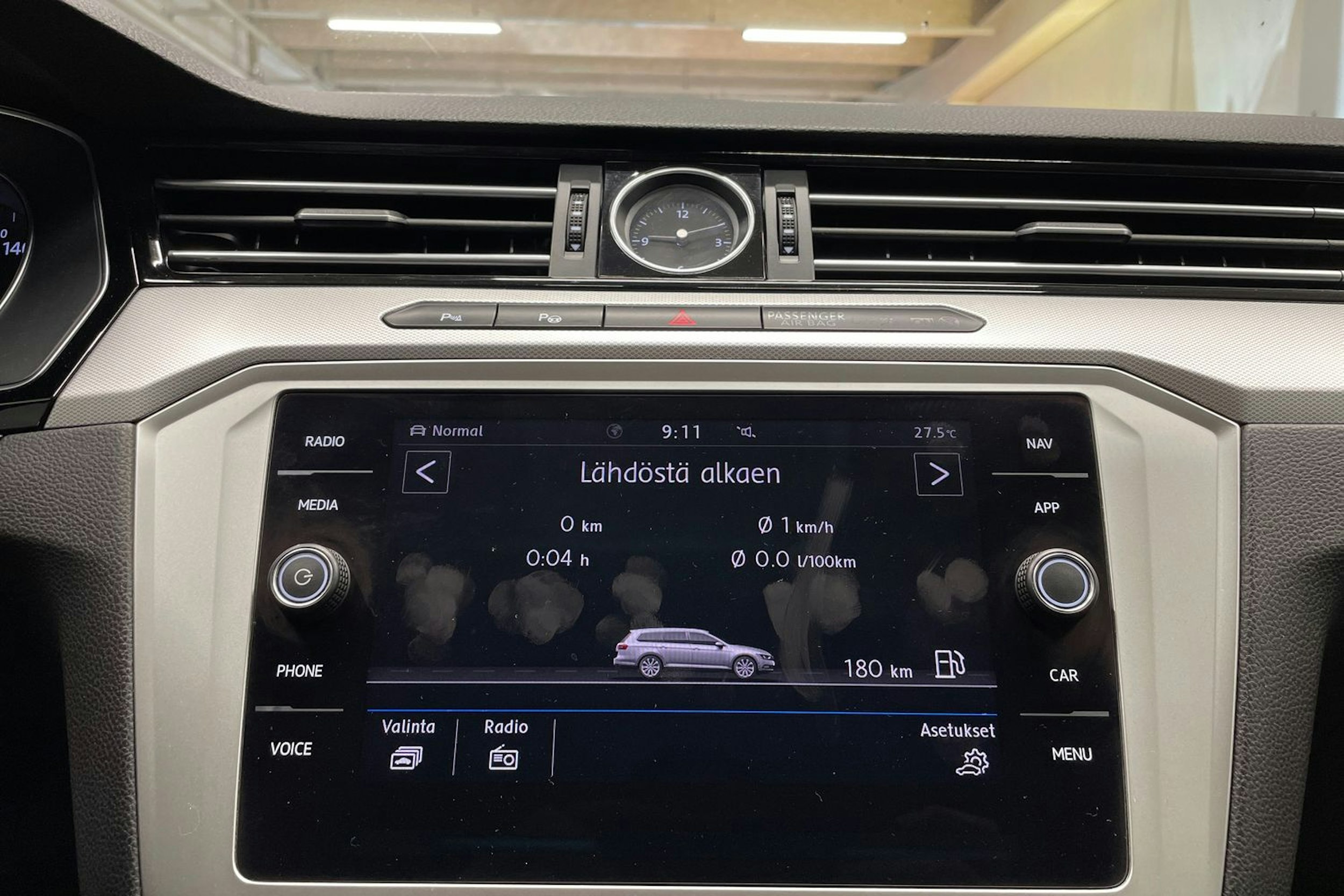 sininen Volkswagen Passat 2019 kuva 21.