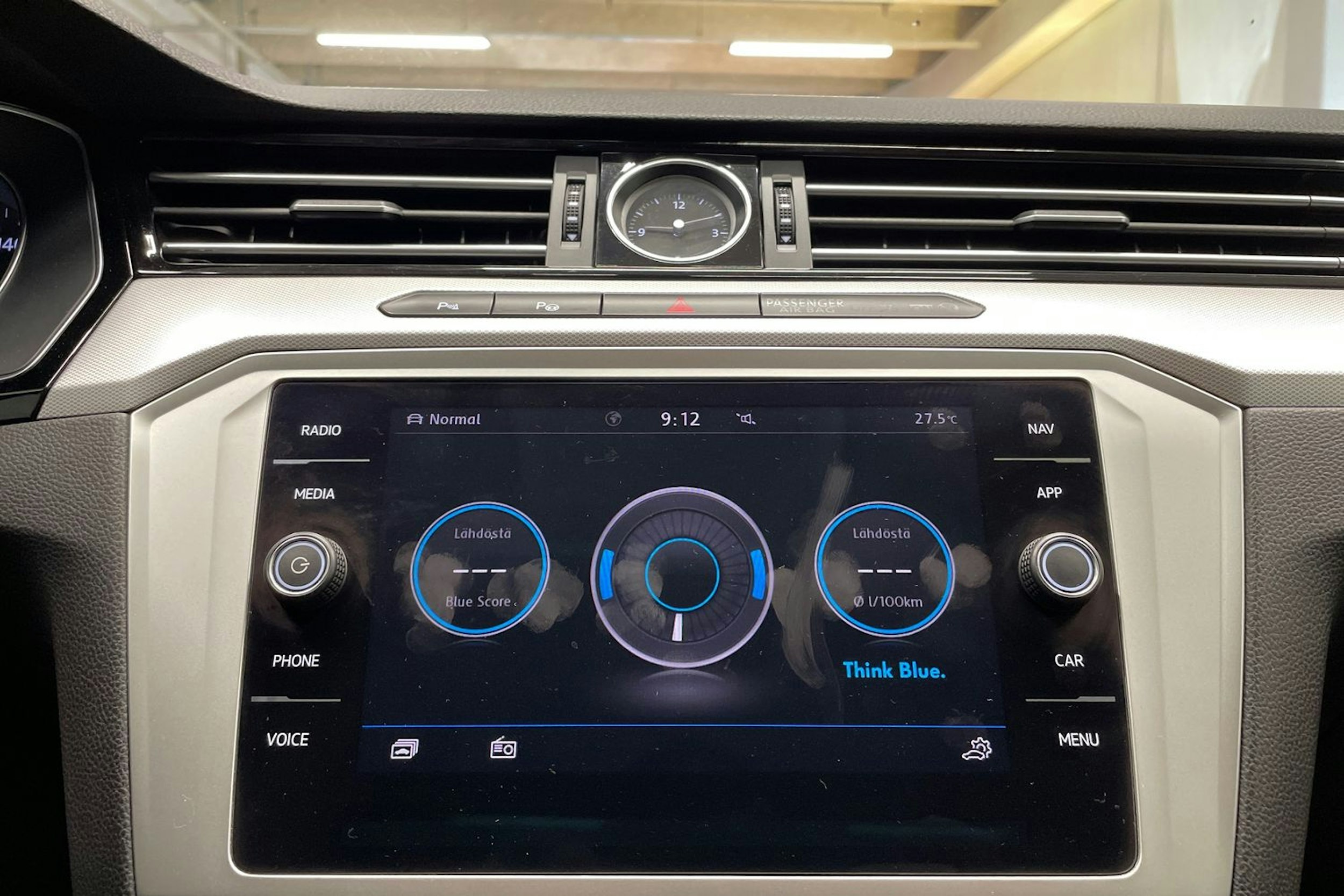 sininen Volkswagen Passat 2019 kuva 22.