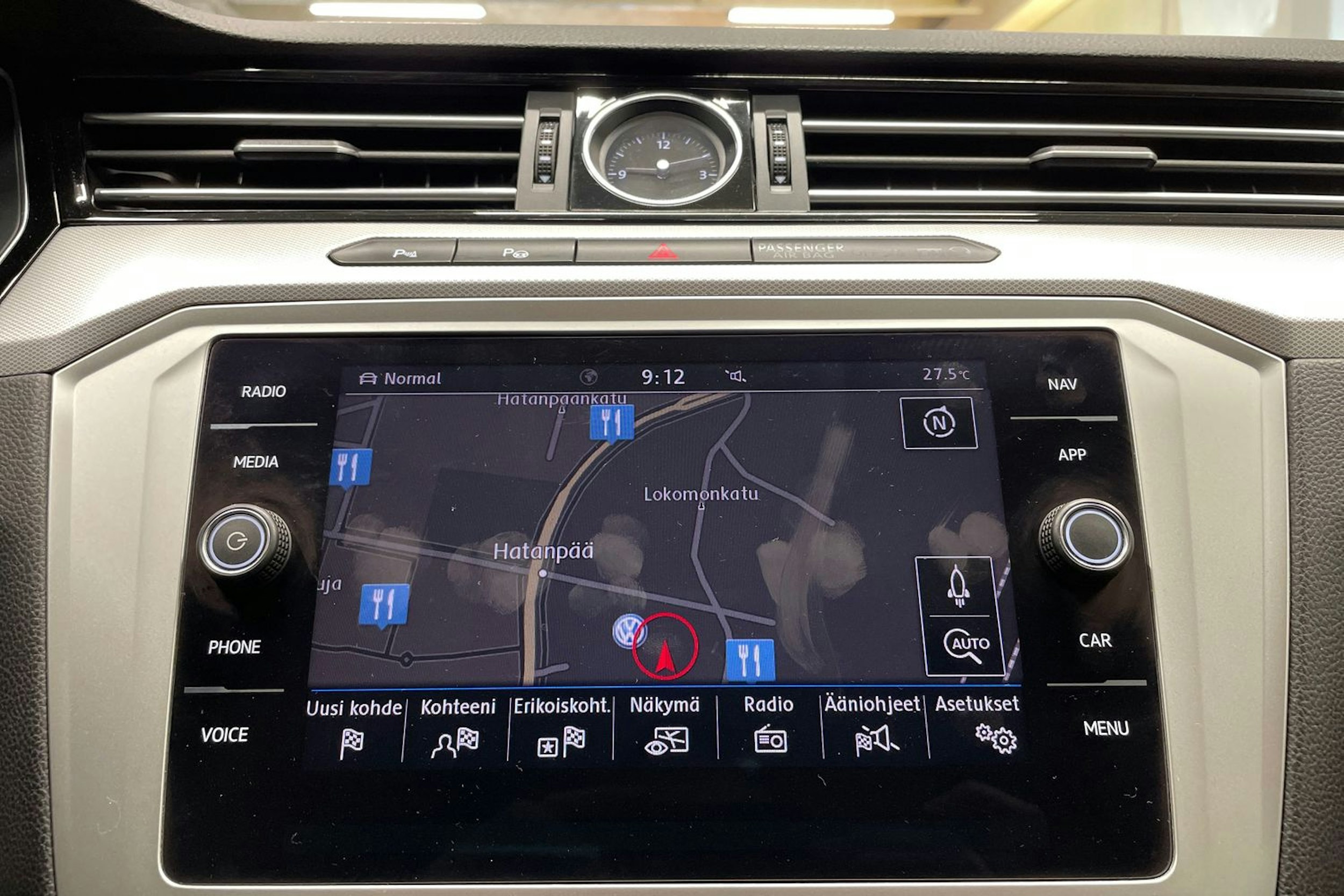sininen Volkswagen Passat 2019 kuva 23.