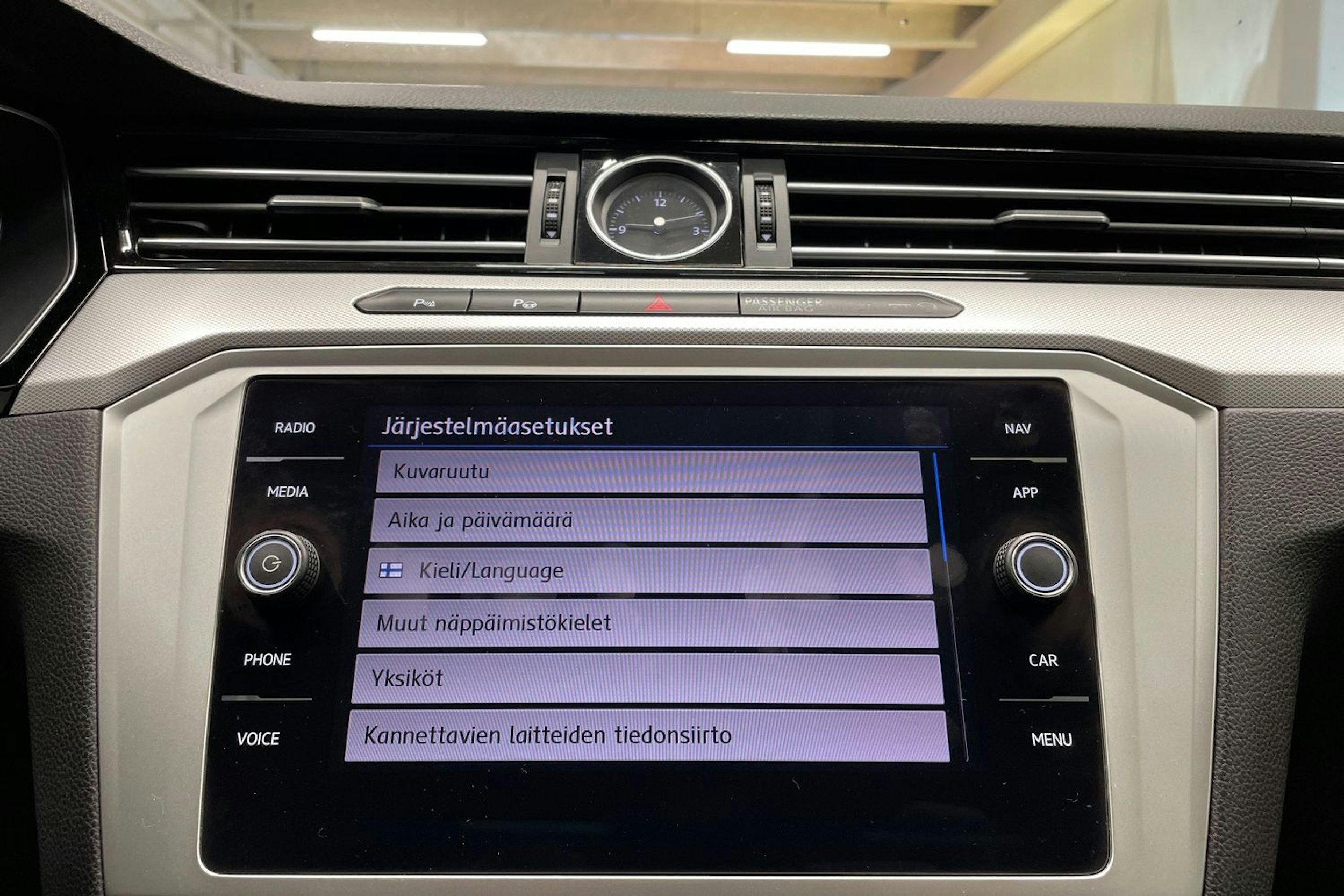 sininen Volkswagen Passat 2019 kuva 24.