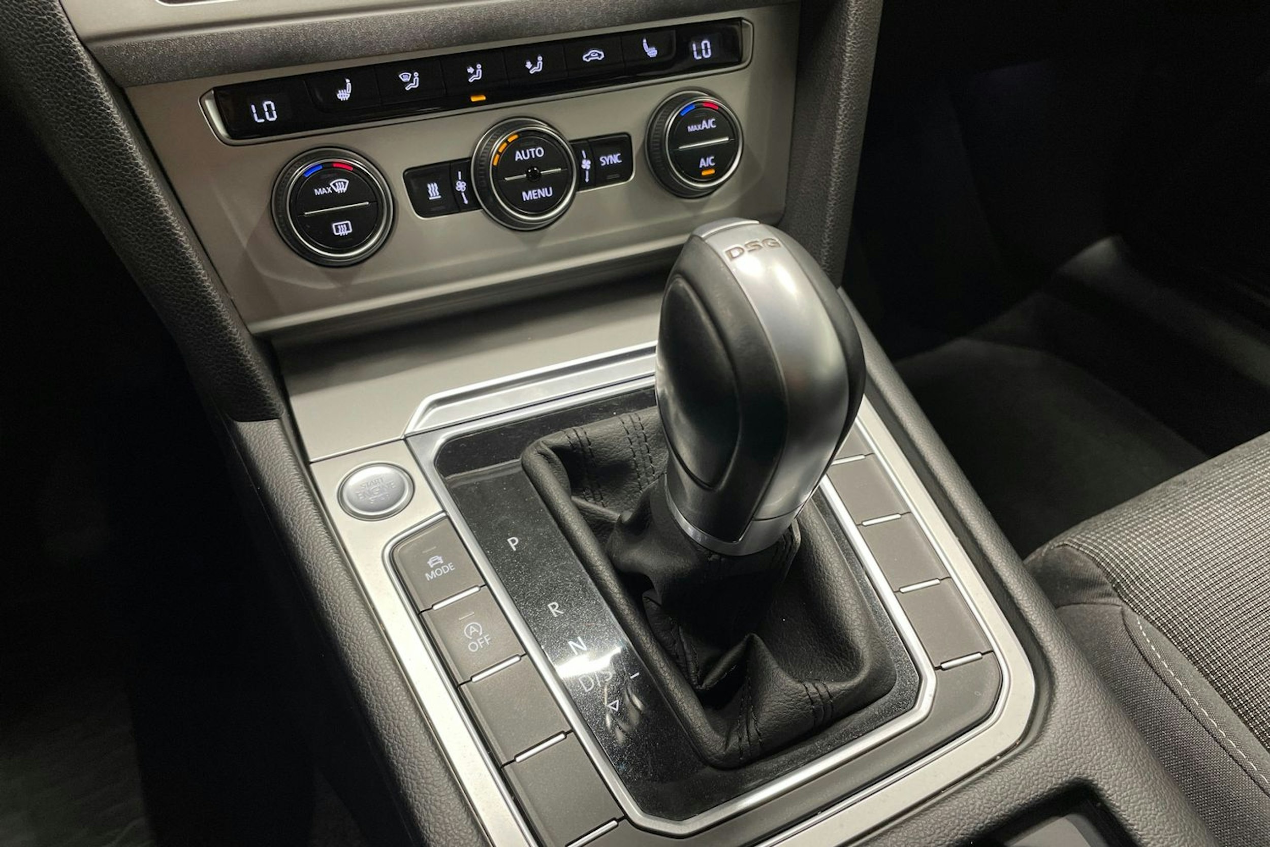 sininen Volkswagen Passat 2019 kuva 27.