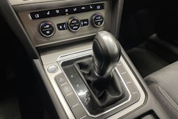sininen Volkswagen Passat 2019 kuva 27.