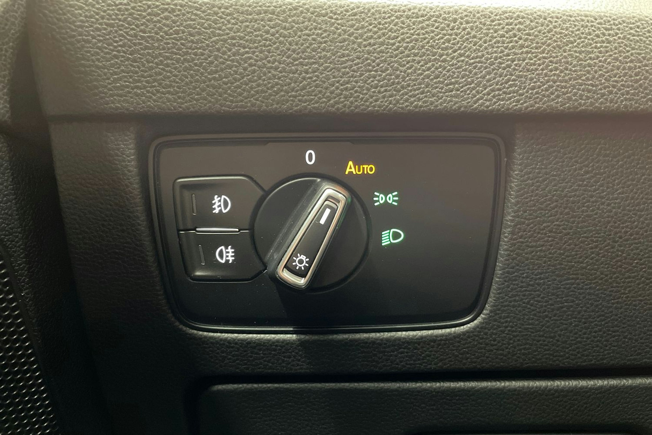 sininen Volkswagen Passat 2019 kuva 29.