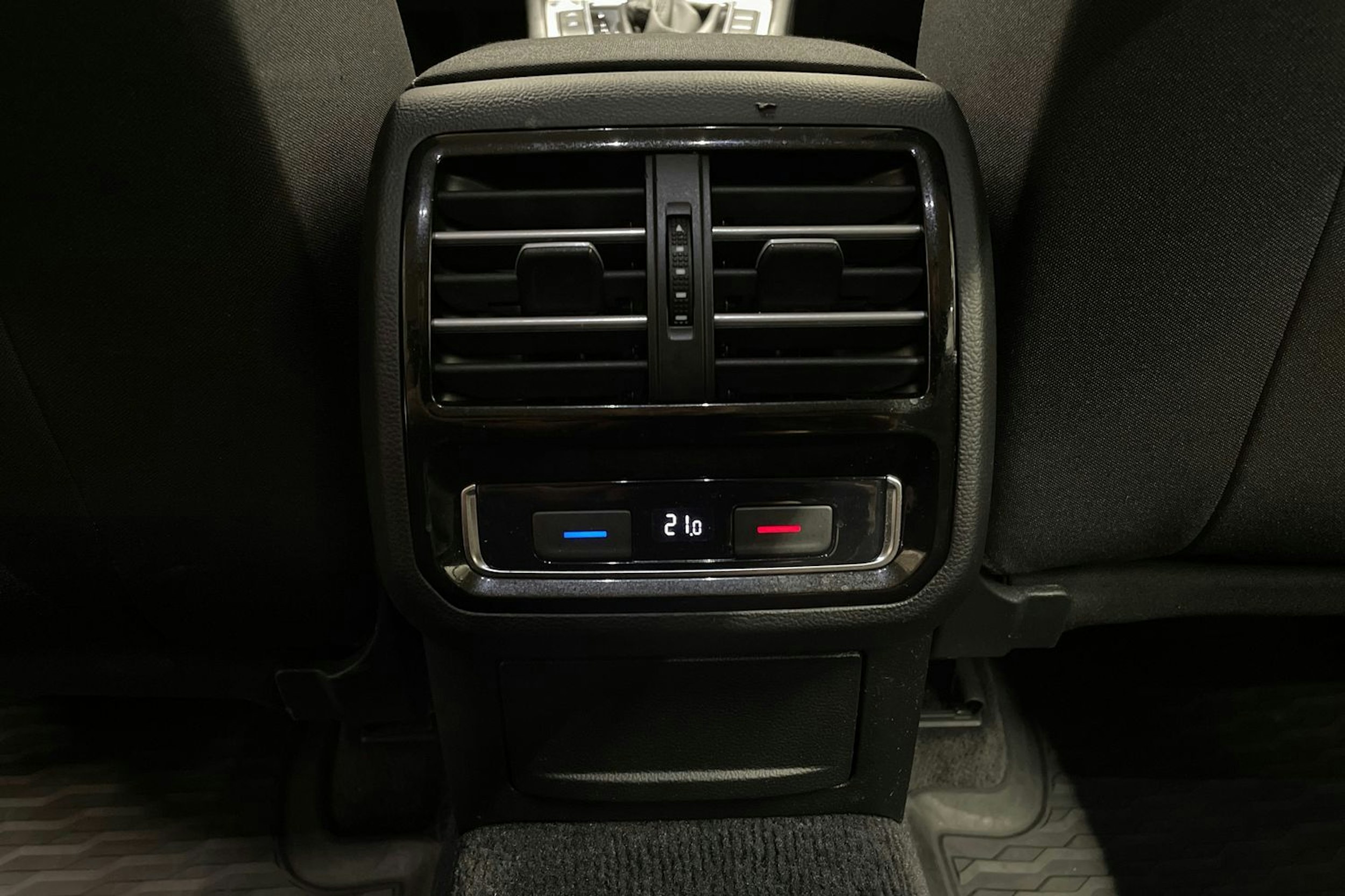 sininen Volkswagen Passat 2019 kuva 31.