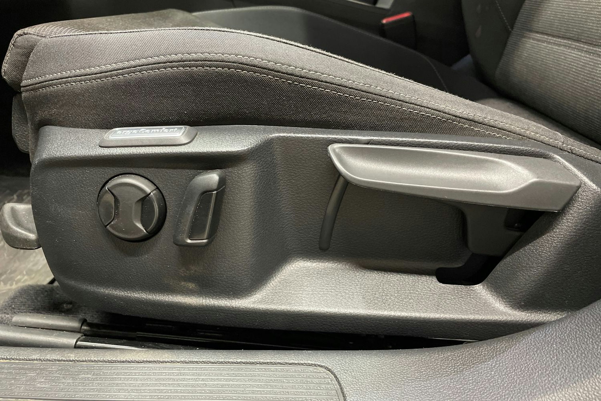 sininen Volkswagen Passat 2019 kuva 35.