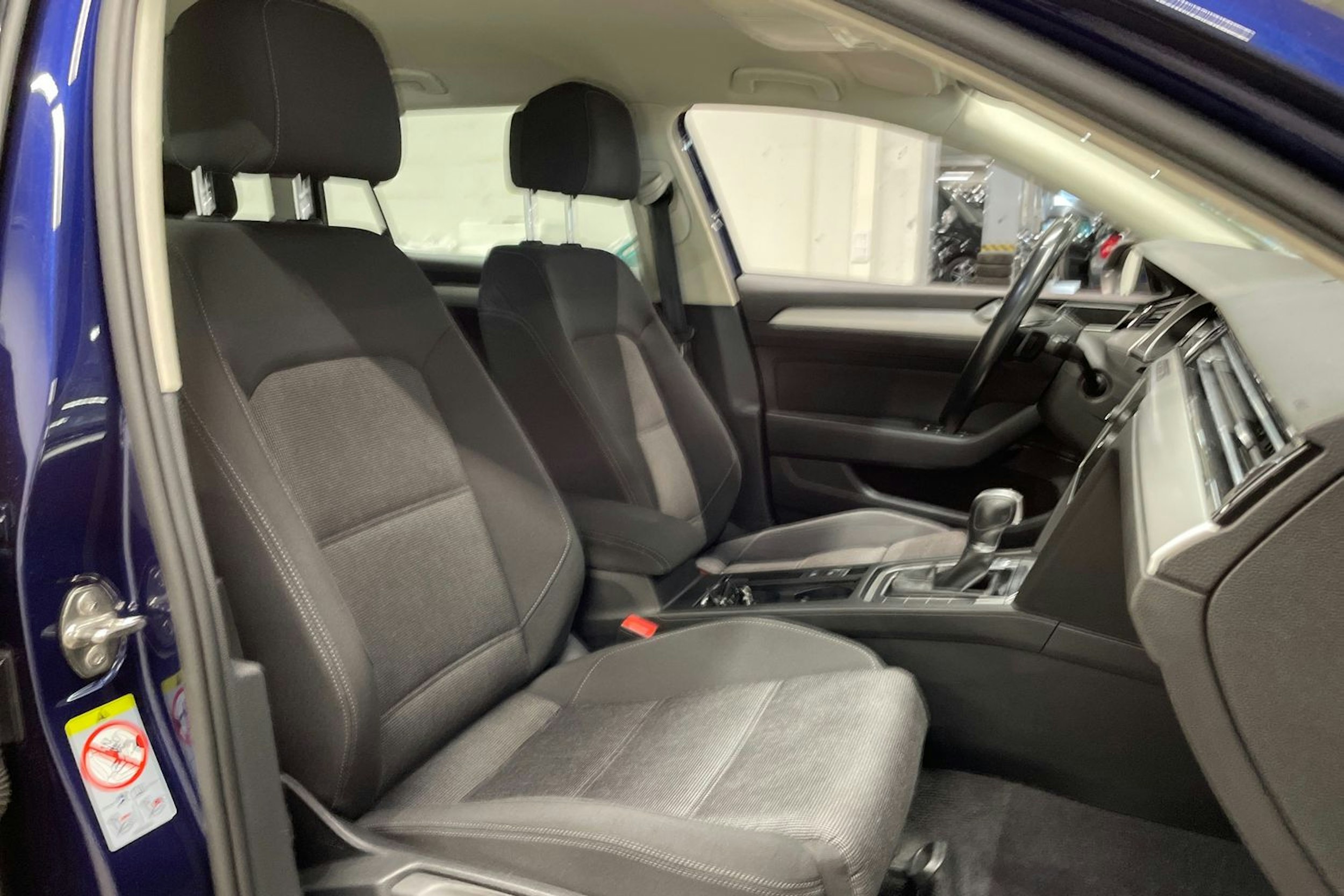 sininen Volkswagen Passat 2019 kuva 36.