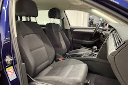sininen Volkswagen Passat 2019 kuva 36.