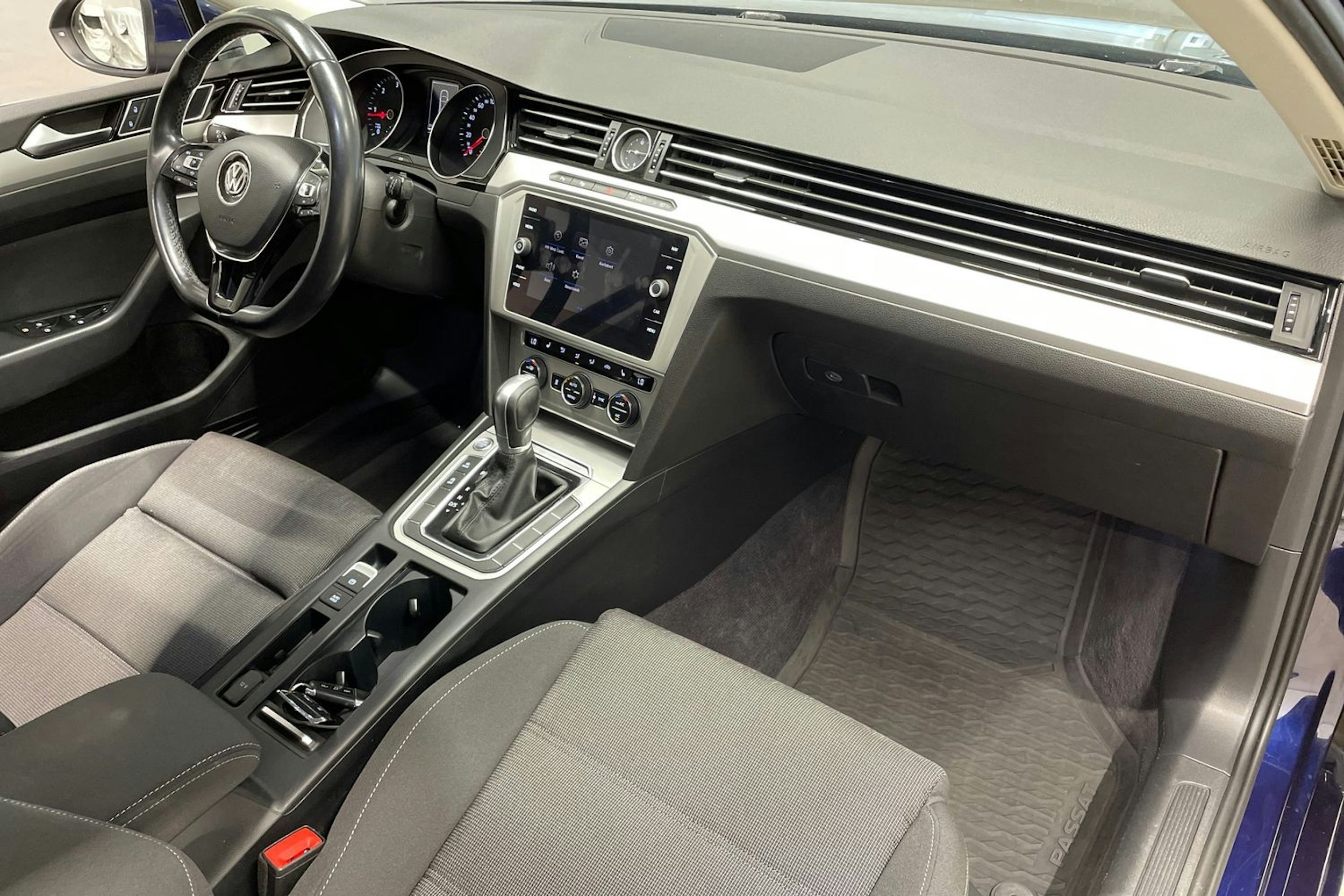 sininen Volkswagen Passat 2019 kuva 37.